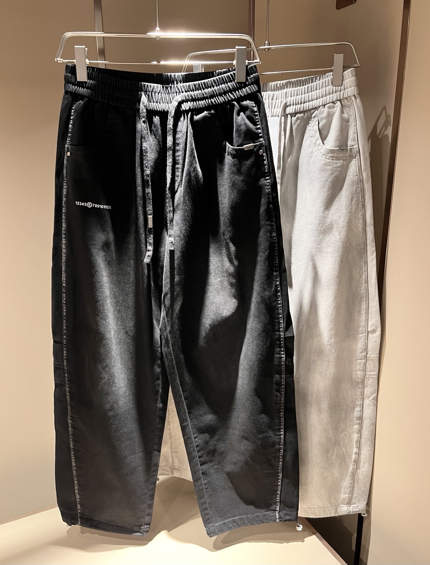 NO:529891,Maison Margiel 2025 autumn and winter new casual jeans for men and women are released simultaneously in the counter!  Customized exclusive wash water pure cotton fabric, trouser leg press logo design!  Simple and generous, calm and versatile, extremely high-end, perfectly integrated with fashion and style, a top fashionable style that perfectly suits the outside wear!  The overall feeling is natural!  Extremely classic versatile casual pants, customized original cotton fabric!  The ultimate perfection of heavy industry!  Fans who pursue high quality are please buy them by themselves, and all fans who know the goods are invited to appreciate this model together!  !  Size M-3XL, Masion Margiela, Jeans, Alexander wang19860909马吉拉 maison margiel 2025秋冬新款男女同款休闲牛仔裤,专柜同步发售！定制专属洗水纯棉面料,裤腿压胶logo设计！简约大方,从容百搭,档次极高,完美融入时尚还有风情感一款完美符合外穿的顶尖时髦气质款！整体给人浑然天成的感觉！极致经典的百搭型休闲裤,定制原版纯棉面料！极致的重工极致的完美！追求高品质的粉丝们请自行抢购,诚邀所有识货的粉丝一同鉴赏此款！！尺码M-3XL,,masion margiela,jeans,alexander wang,Men's clothing