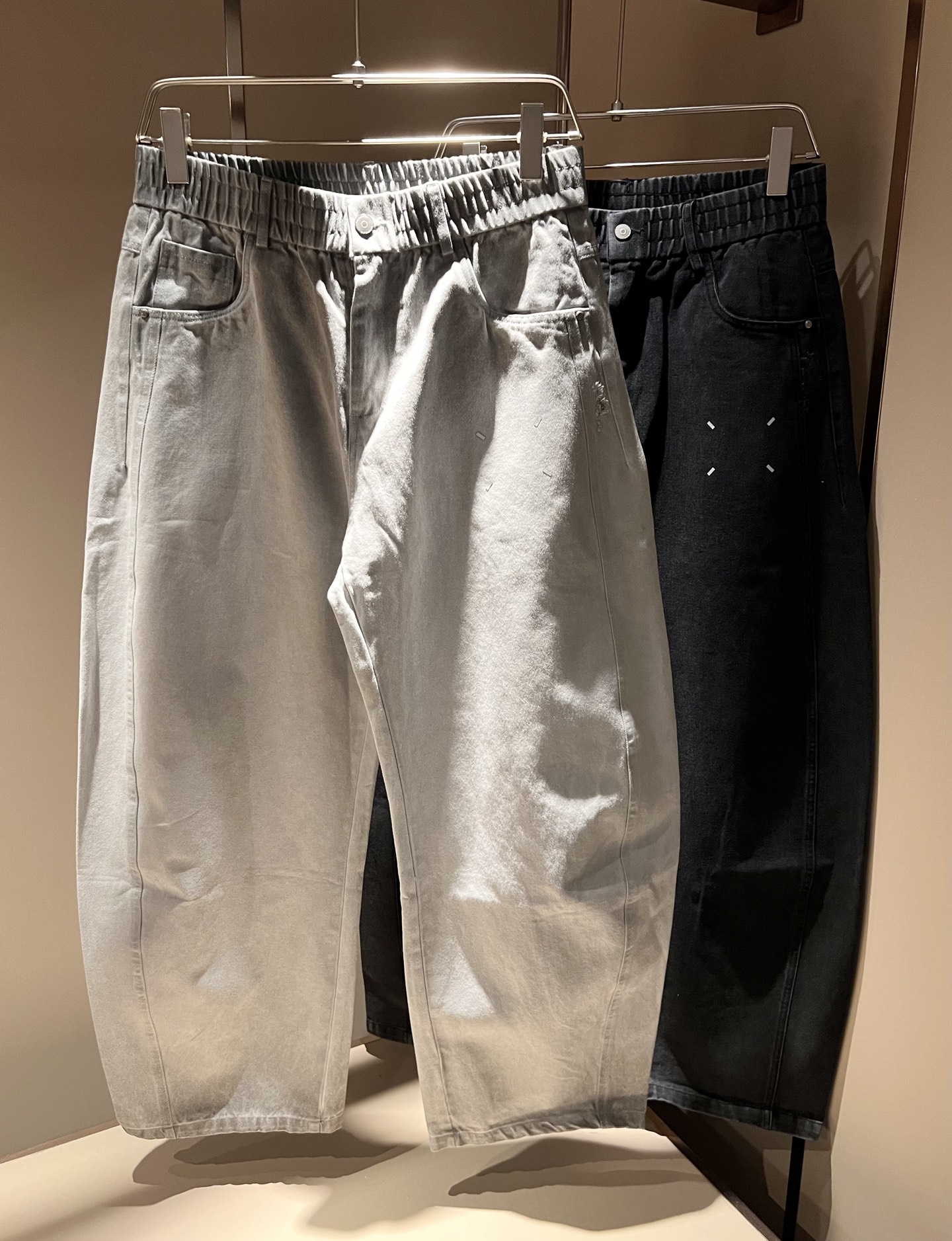 NO:530714,Maison Margiel 2025 autumn and winter new casual jeans for men and women are released simultaneously in the counter!  Customized exclusive wash water pure cotton fabric, trouser leg press logo design!  Simple and generous, calm and versatile, extremely high-end, perfectly integrated with fashion and style, a top fashionable style that perfectly suits the outside wear!  The overall feeling is natural!  Extremely classic versatile casual pants, customized original cotton fabric!  The ultimate perfection of heavy industry!  Fans who pursue high quality are please buy them by themselves, and all fans who know the goods are invited to appreciate this model together!  !  Size M-3XL, Masion Margiela, Jeans, Alexander wang19860909马吉拉 maison margiel 2025秋冬新款男女同款休闲牛仔裤,专柜同步发售！定制专属洗水纯棉面料,裤腿压胶logo设计！简约大方,从容百搭,档次极高,完美融入时尚还有风情感一款完美符合外穿的顶尖时髦气质款！整体给人浑然天成的感觉！极致经典的百搭型休闲裤,定制原版纯棉面料！极致的重工极致的完美！追求高品质的粉丝们请自行抢购,诚邀所有识货的粉丝一同鉴赏此款！！尺码M-3XL,,masion margiela,jeans,alexander wang,Men's clothing