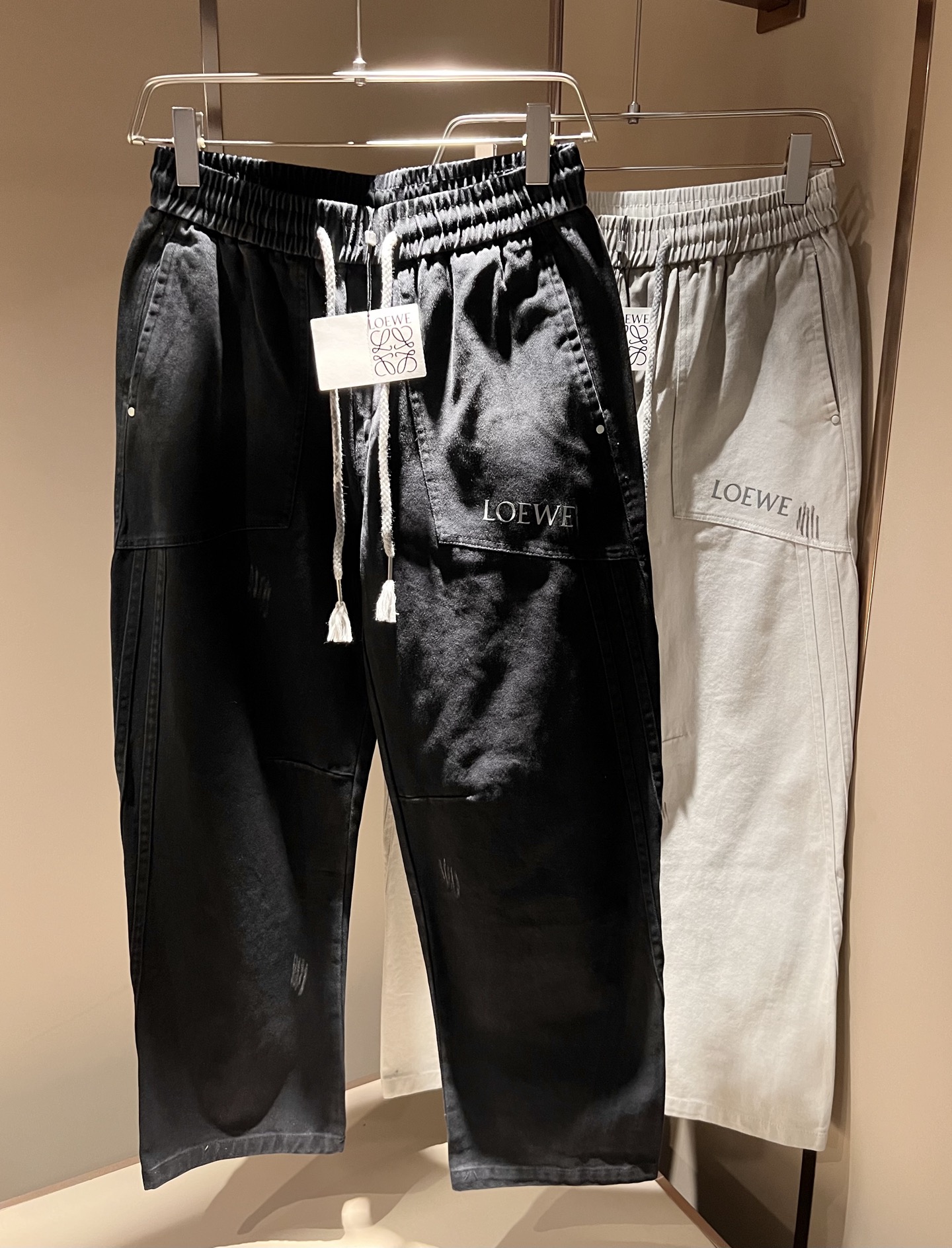 NO:529893,LO*WE/Luo*We 2025 autumn and winter new men's fashion high-end casual jeans, Hong Kong foreign business channel goods, original Japanese production, pure blood quality, perfectly continuing the essence and genes of LOE*'s home. From the main fabric to the detailed craftsmanship, all show the ingenuity of quality, using multiple brand elements to interpret it, front and back logo glue-pressing design!  Identity manifestation that belongs to the soul!  Customers supply high-end imported pure cotton fabrics, very high-end and fashionable detailed craftsmanship, red ear cloth is completed by a specific antique loom. This element represents the identity and rank of jeans, which is very worthy of savoring!  In terms of matching, it is invincible and explains the versatility in place, with ingenious details and exquisite accessories. The auxiliary materials are all provided by foreign merchants. They are tailored and slim, and the upper body is lifted with an excellent effect. They are a styling item that is hard to come by!  Size M-3XL, loewe, jeans, alexander wang19860909LO*WE/罗*威2025秋冬新品男士时装款高端休闲牛仔裤,香港洋行渠道货,日本原厂出品,纯血统品质,完美延续了LOE*家的精髓与基因,从主体面料到细节工艺,无不彰显出品质的匠心所在,运用多个品牌元素标识来诠释,前后logo压胶设计！属于灵魂式的身份彰显！客供高级进口纯棉面料,非常高级且时髦的细节工艺,赤耳布是由特定古董织布机完成,此元素代表着牛仔裤的身份及段位,非常值得细品悦人！在搭配上所向无敌,把百搭阐释到位,细节匠心考究,辅料皆为外商客供,剪裁合体修身,上身提臀效果绝佳,可遇而不可求的造型单品！尺码M-3XL,,loewe,jeans,alexander wang,Men's clothing