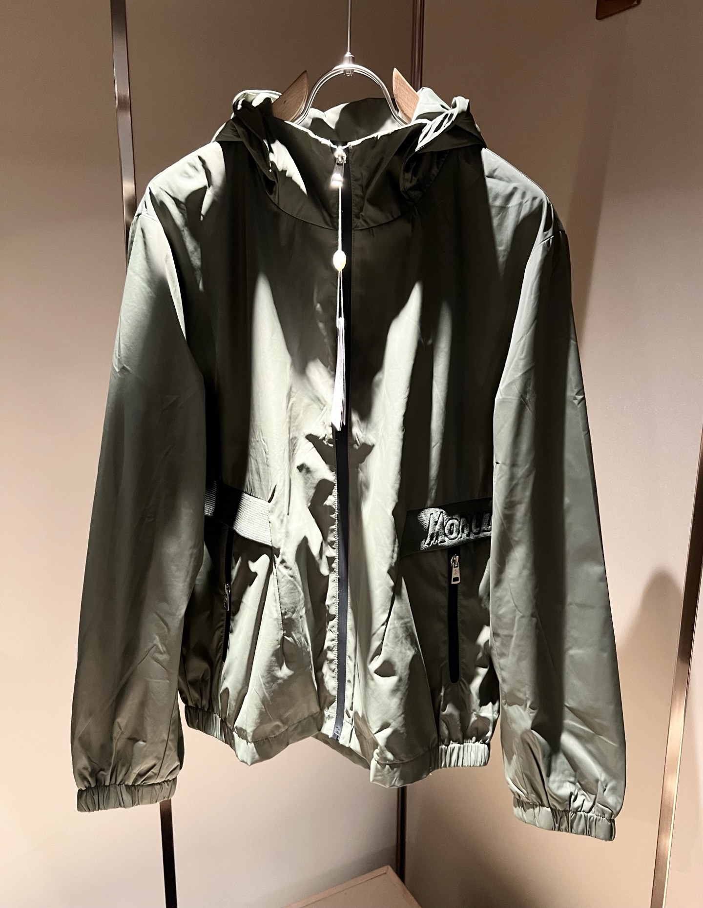 Monc*ler蒙*口2025秋冬经典夹克外套，都市时尚休闲款！面料超软面料帅酷爆款夹克外套。时尚都市百