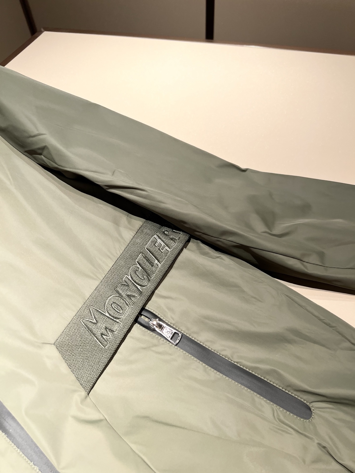 Monc*ler蒙*口2025秋冬经典夹克外套，都市时尚休闲款！面料超软面料帅酷爆款夹克外套。时尚都市百