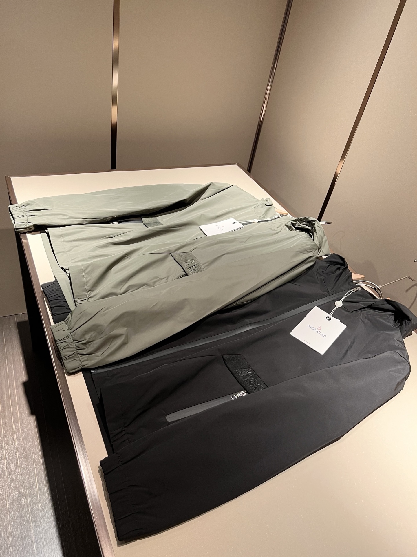 Monc*ler蒙*口2025秋冬经典夹克外套，都市时尚休闲款！面料超软面料帅酷爆款夹克外套。时尚都市百