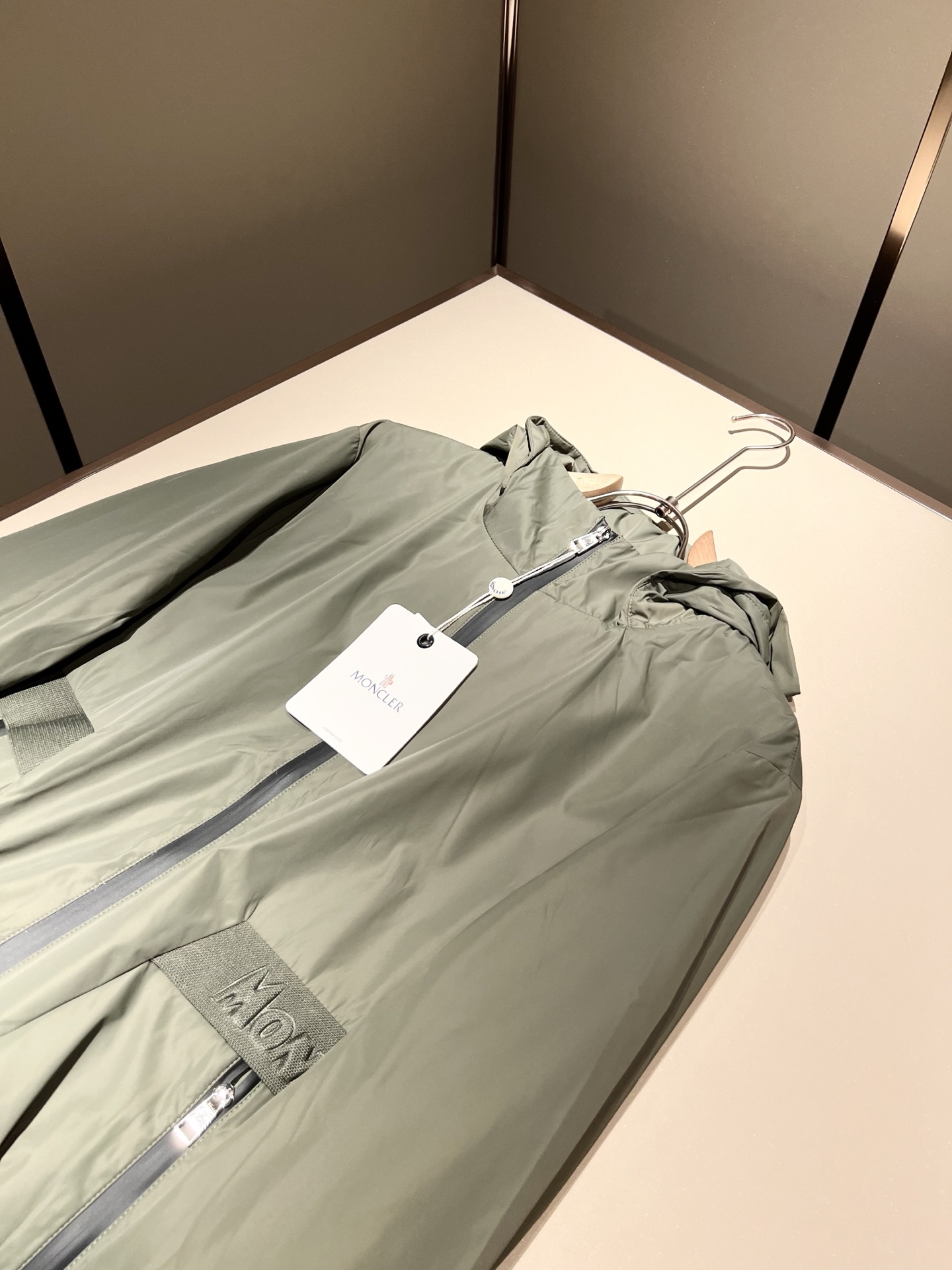 Monc*ler蒙*口2025秋冬经典夹克外套，都市时尚休闲款！面料超软面料帅酷爆款夹克外套。时尚都市百