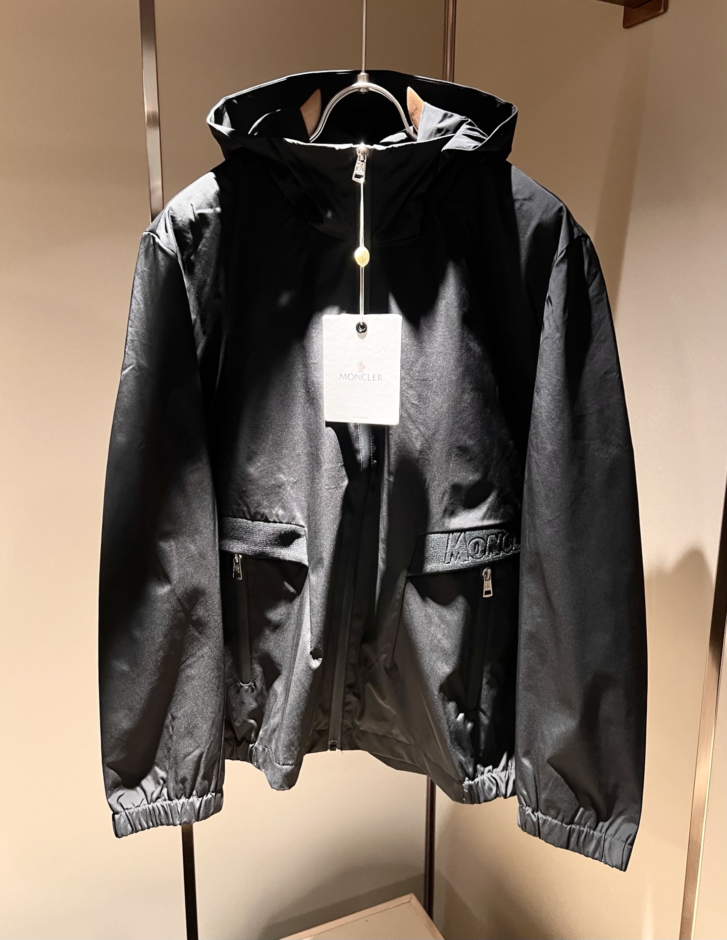 Monc*ler蒙*口2025秋冬经典夹克外套，都市时尚休闲款！面料超软面料帅酷爆款夹克外套。时尚都市百