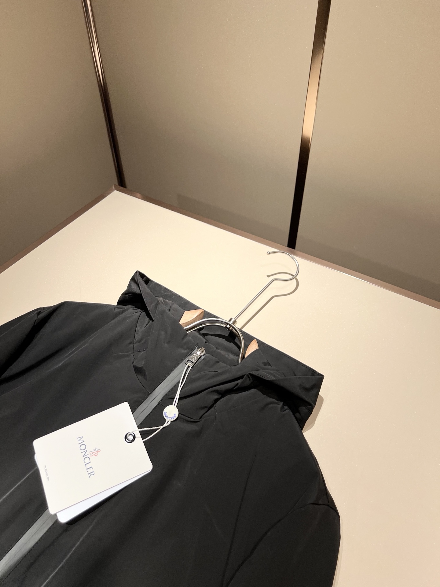 Monc*ler蒙*口2025秋冬经典夹克外套，都市时尚休闲款！面料超软面料帅酷爆款夹克外套。时尚都市百