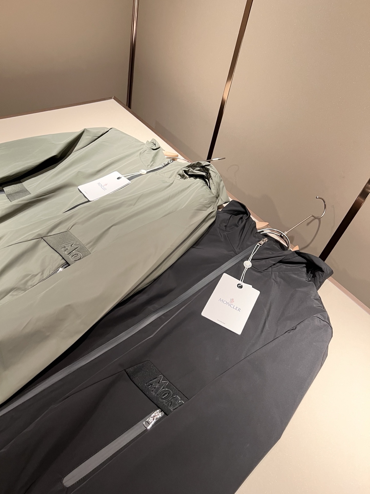 Monc*ler蒙*口2025秋冬经典夹克外套，都市时尚休闲款！面料超软面料帅酷爆款夹克外套。时尚都市百