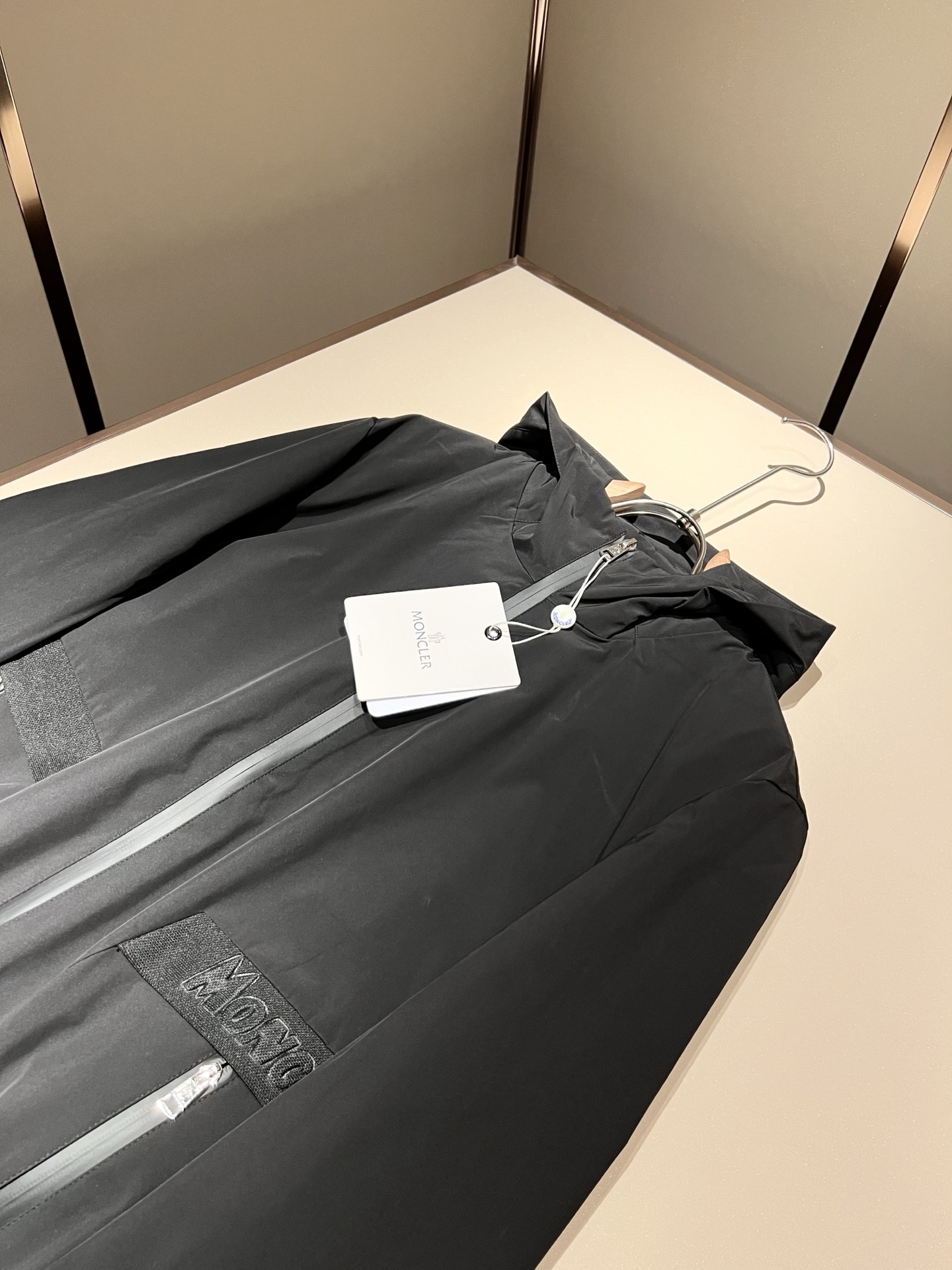 Monc*ler蒙*口2025秋冬经典夹克外套，都市时尚休闲款！面料超软面料帅酷爆款夹克外套。时尚都市百