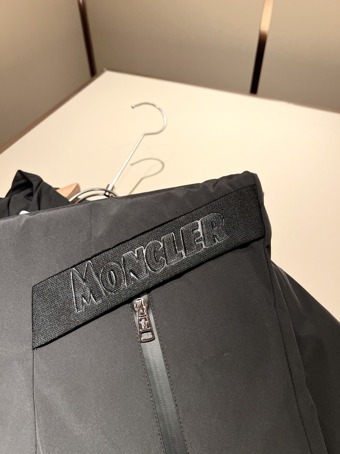 Monc*ler蒙*口2025秋冬经典夹克外套，都市时尚休闲款！面料超软面料帅酷爆款夹克外套。时尚都市百