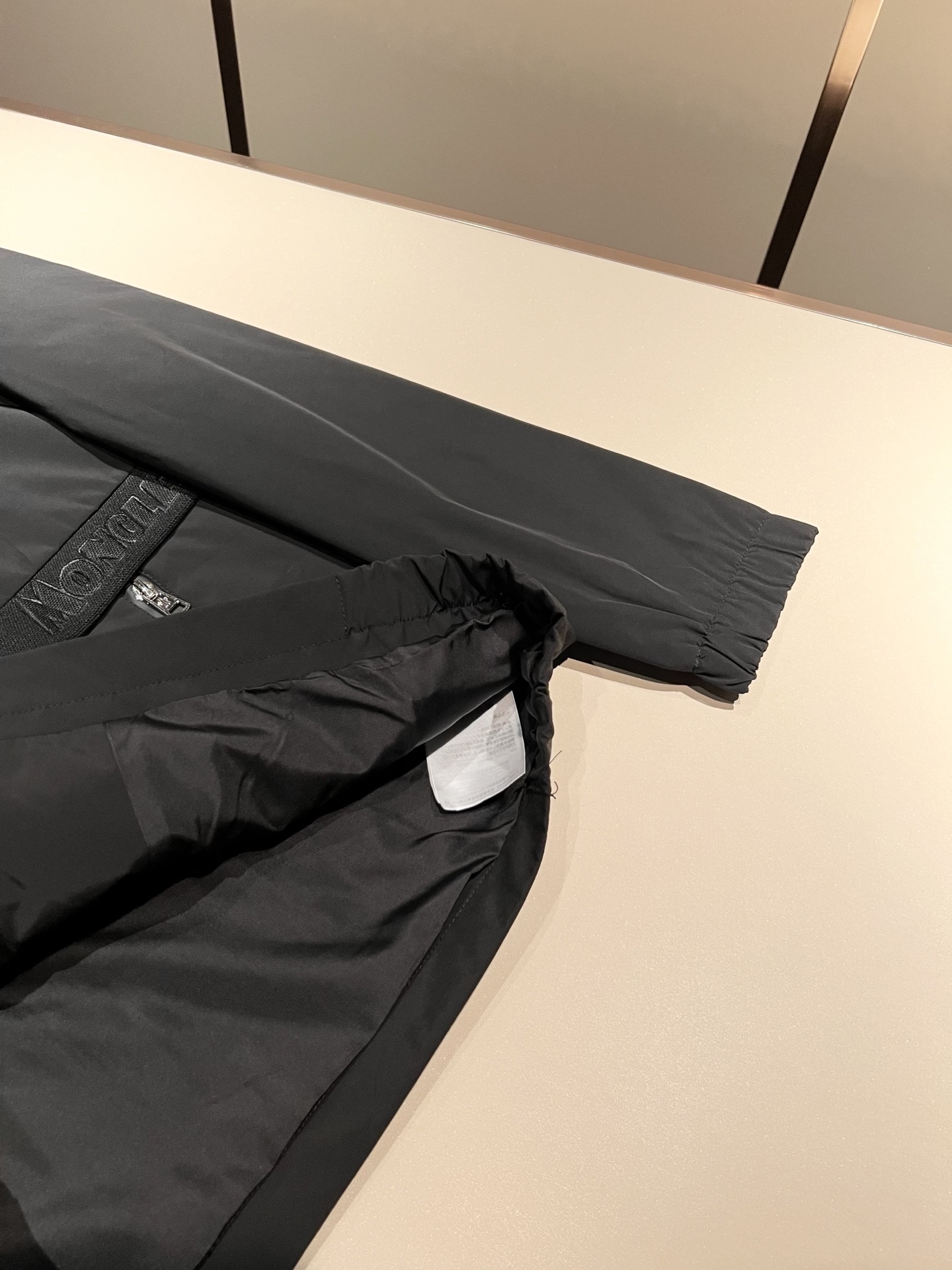 Monc*ler蒙*口2025秋冬经典夹克外套，都市时尚休闲款！面料超软面料帅酷爆款夹克外套。时尚都市百