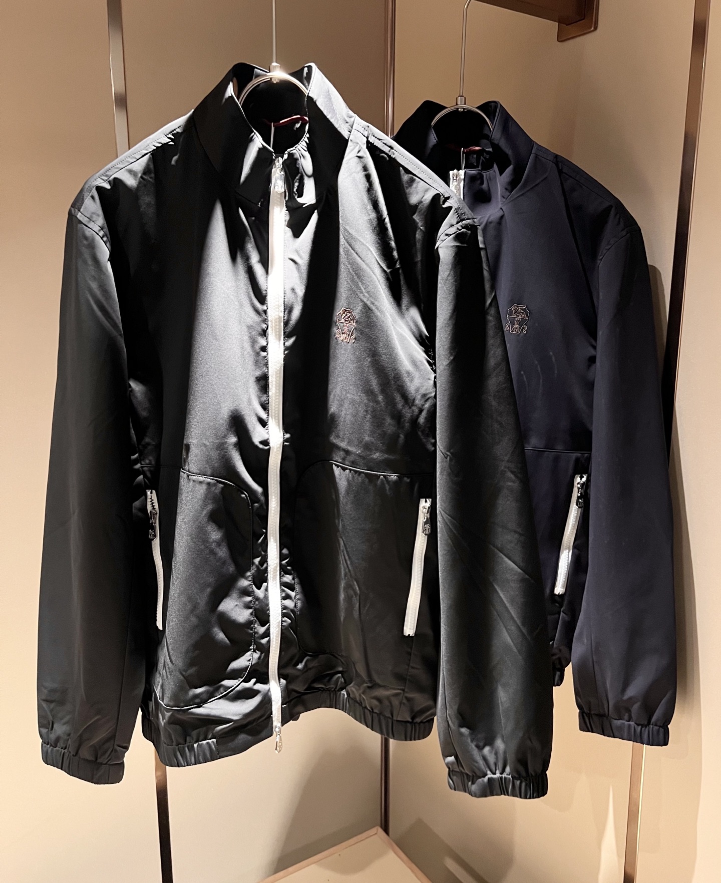 NO:530738,BC-Brunello Cucineli 2025 autumn and winter new men's jacket, a fashionable and versatile item that many celebrities love to wear!  Embroidery design for clothes logo pattern!  LOGO hardware zippers are super good-looking. Friends who like classic and simple must not miss this one!  The calm and atmospheric brand style has always been favored by the upper class! It is also the best choice for fashionable items!  The upper body is so handsome, highly recommended!  !  !  In addition to its own brand added value, the biggest attraction of this piece is more certain that it has a high cost-effectiveness in the material!  Customized original exclusive polyester fiber material design!  Make sure the style is crisp, simple and not complicated, and it is very pleasing to the eye!  Code number M-3XL, brunello cucinelli, jackets & coats, jackets & coats, alexander wang19860909BC-Brunello Cucineli 2025秋冬新款男士夹克外套,众多明星都爱穿的时尚百搭单品！衣身logo图案刺绣设计！LOGO五金拉链超级好看,喜欢经典简约的朋友,一定不能错过了这款！沉稳大气的品牌风格一直以来备受上层人士的青睐!也是时尚单品的不二之选！ 上身帅到爆了,强烈推荐！！！这件最大的吸引力除了他本身的品牌附加值,更加肯定的材质上都有很高的性价比！ 定制原版专属聚酯纤维材质设计！确保版型的挺括,精简不繁,很是耐看！码数M-3XL,,brunello cucinelli,jackets & coats,jackets & coats,alexander wang,Men's clothing