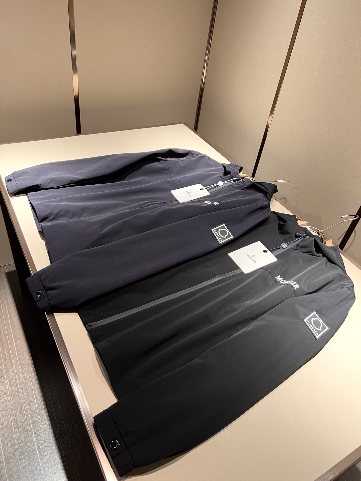 Monc*ler蒙*口2025秋冬经典夹克外套，都市时尚休闲款！面料超软面料帅酷爆款夹克外套。时尚都市百