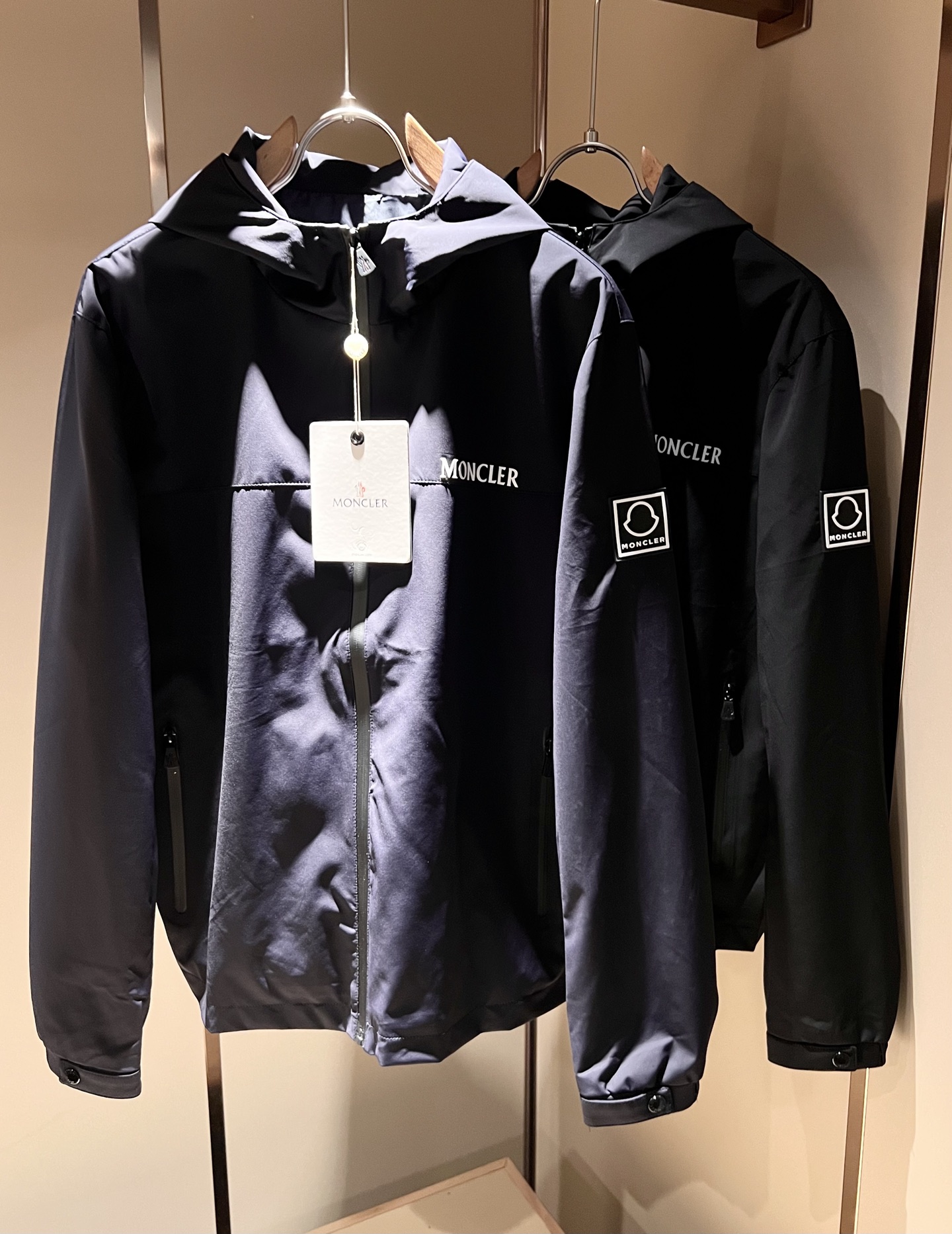 NO:531922,Monc*ler Monk's classic autumn and winter jacket, urban fashionable and casual style!  The fabric is super soft, cool and popular jacket. It is fashionable and urban versatile, breathable and fashionable and beautiful. The special fabrics are all polyester fiber fabrics imported from the UK. They are lightly shiny, unique texture, soft and smooth, and excellent details. They are not a product that ordinary fabrics can compare with. Logo badge design!  Very charming design, inner seam edging technology, customized original logo auxiliary material design!  The details are very in-depth. They give outdoor users full experience and perfect protection, allowing us to get closer to the challenges of nature. The minimalist seasonal design elements, the perfect slim fit style, highly recommended!  Size M-3XL, Jackets & coats, Jackets & coats, Alexander wang19860909Monc*ler蒙*口秋冬经典夹克外套,都市时尚休闲款！面料超软面料帅酷爆款夹克外套.时尚都市百搭款款,上身透气而且时尚靓丽,特供面料都是英国进口的聚酯纤维纤维面料,淡淡光泽,质感独特,手感柔嫩顺滑,细节出色 不是一般面料所能对比的产品.logo徽章设计！非常极具魅力的设计,内缝包边工艺,定制原版logo辅料设计！细节非常到位.给户外使用者充分的体验和完善的保护,让我们更接近大自然的挑战,极简当季的设计元素,完美修身版型,强烈推荐！尺码M-3XL,,jackets & coats,jackets & coats,alexander wang,Men's clothing