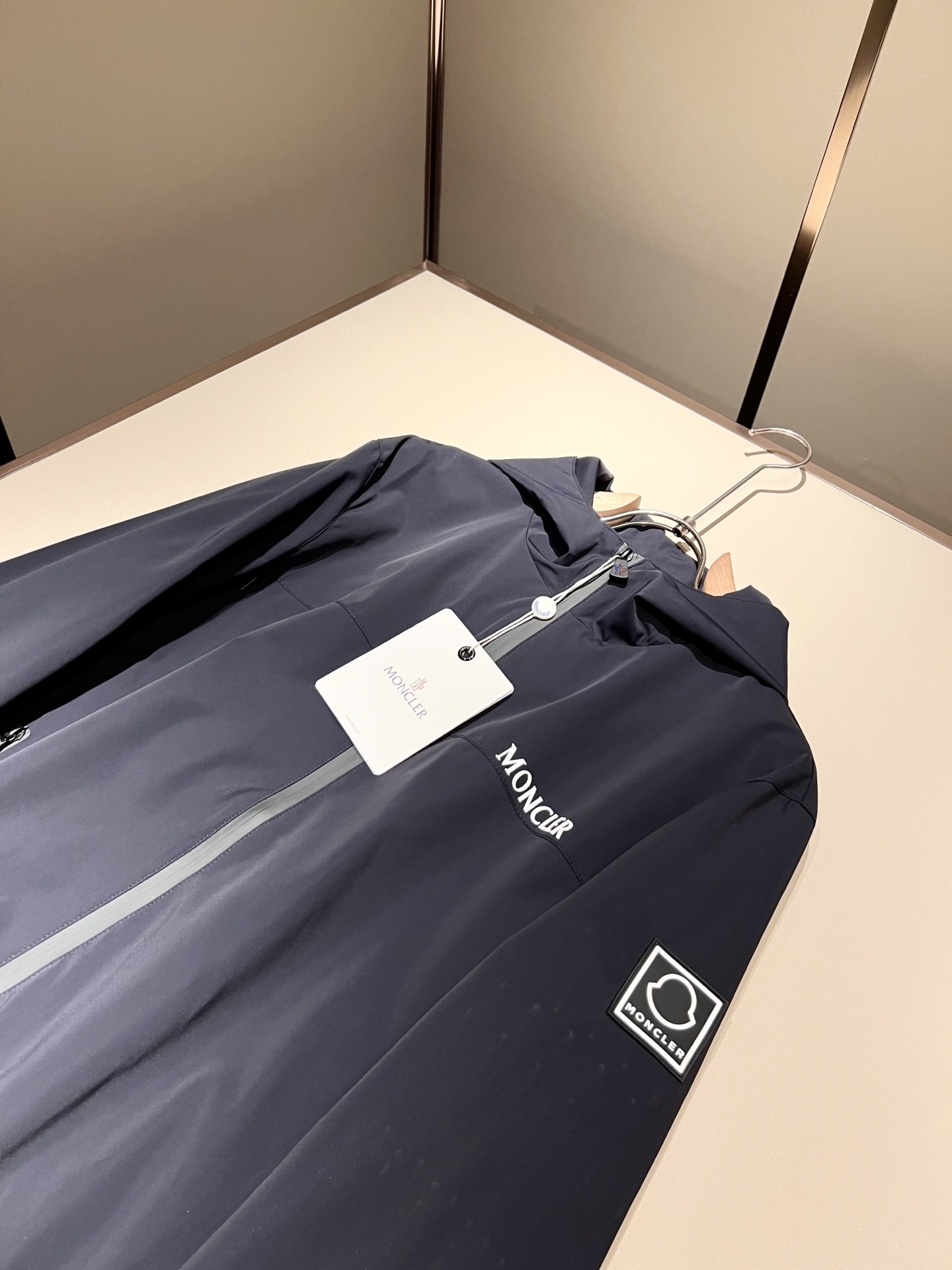 Monc*ler蒙*口2025秋冬经典夹克外套，都市时尚休闲款！面料超软面料帅酷爆款夹克外套。时尚都市百