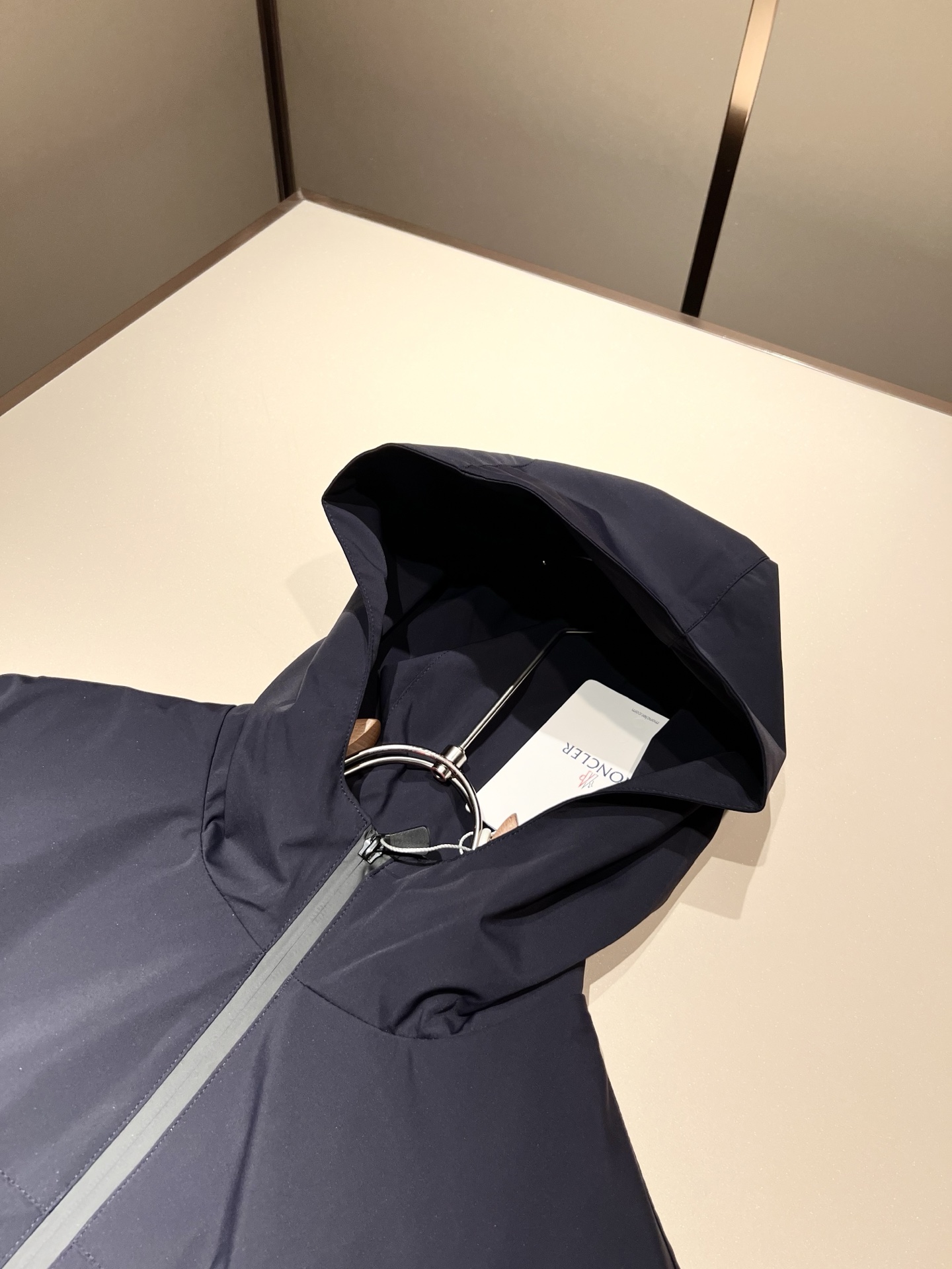 Monc*ler蒙*口2025秋冬经典夹克外套，都市时尚休闲款！面料超软面料帅酷爆款夹克外套。时尚都市百