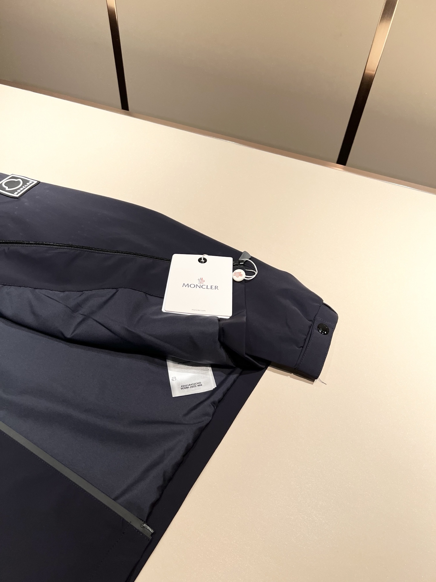 Monc*ler蒙*口2025秋冬经典夹克外套，都市时尚休闲款！面料超软面料帅酷爆款夹克外套。时尚都市百