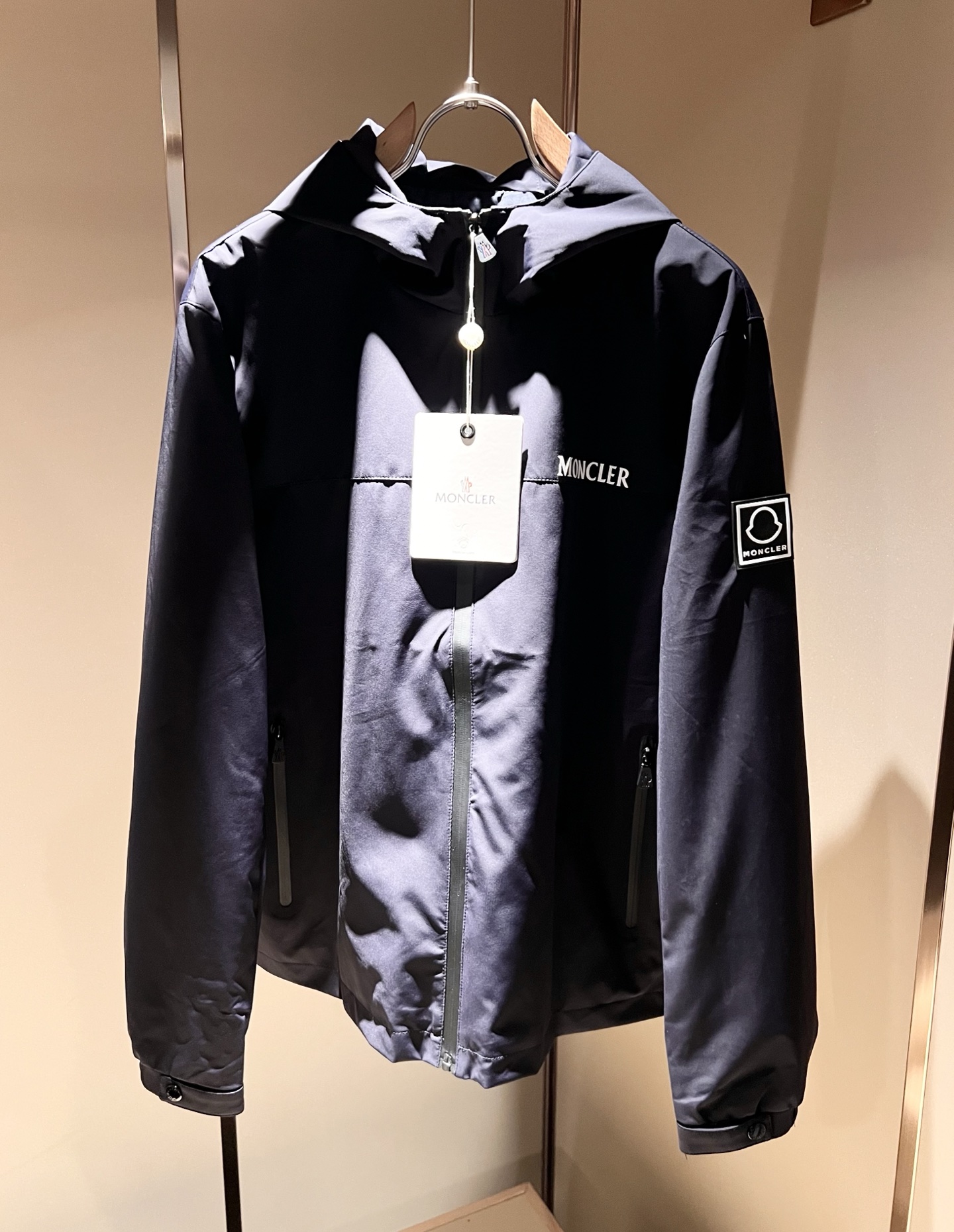 Monc*ler蒙*口2025秋冬经典夹克外套，都市时尚休闲款！面料超软面料帅酷爆款夹克外套。时尚都市百
