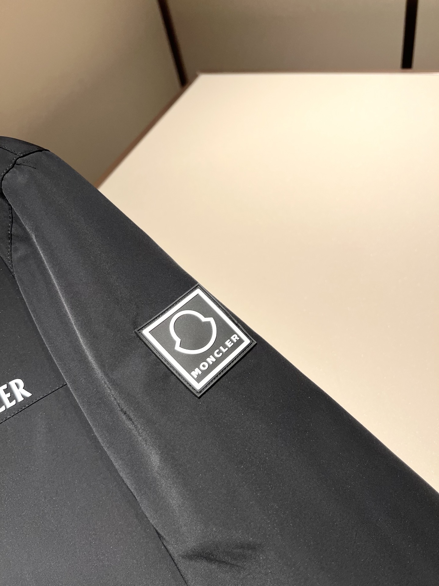 Monc*ler蒙*口2025秋冬经典夹克外套，都市时尚休闲款！面料超软面料帅酷爆款夹克外套。时尚都市百