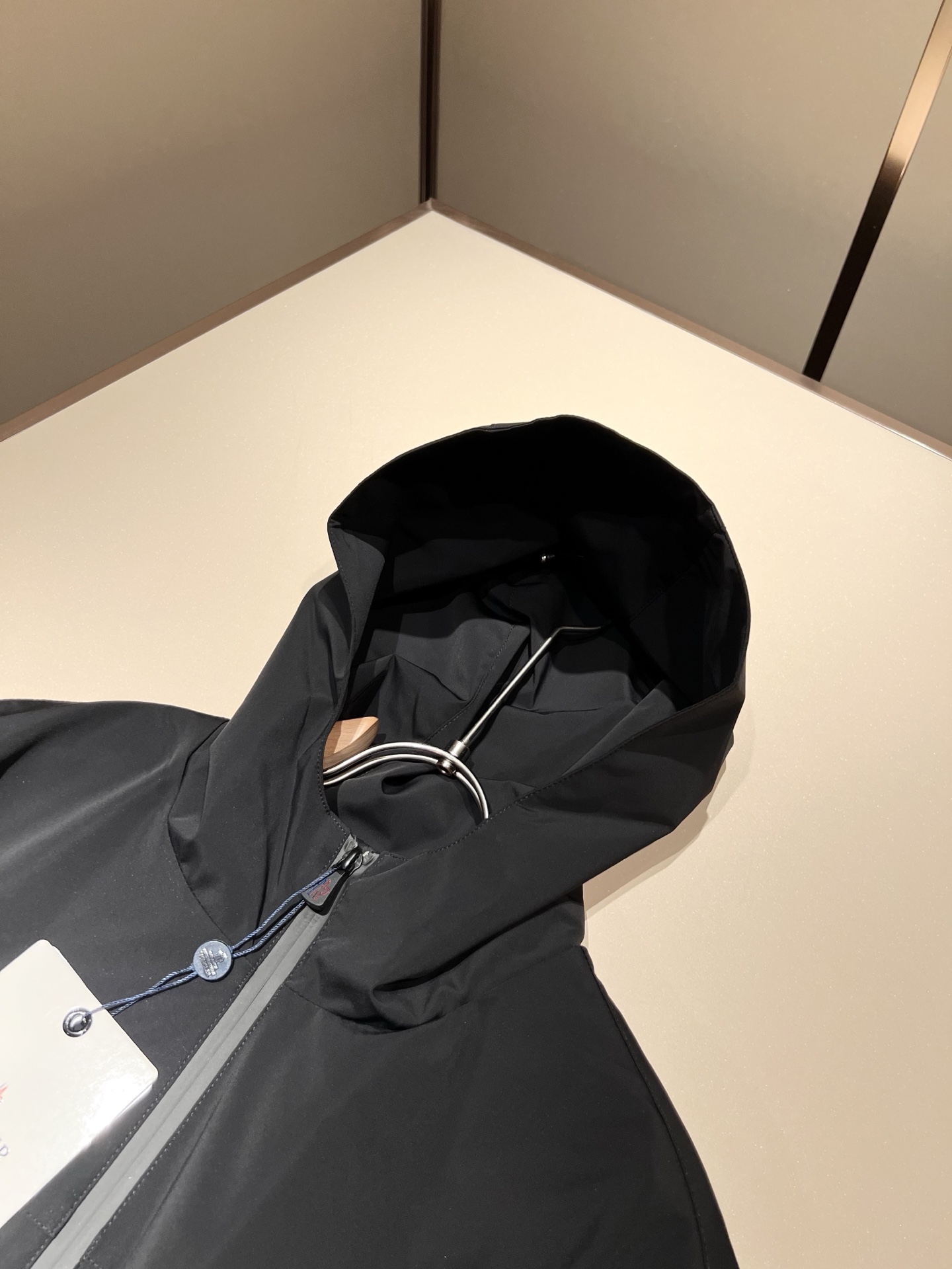 Monc*ler蒙*口2025秋冬经典夹克外套，都市时尚休闲款！面料超软面料帅酷爆款夹克外套。时尚都市百