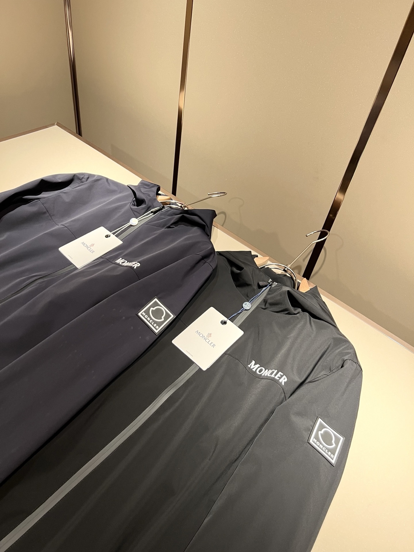 Monc*ler蒙*口2025秋冬经典夹克外套，都市时尚休闲款！面料超软面料帅酷爆款夹克外套。时尚都市百