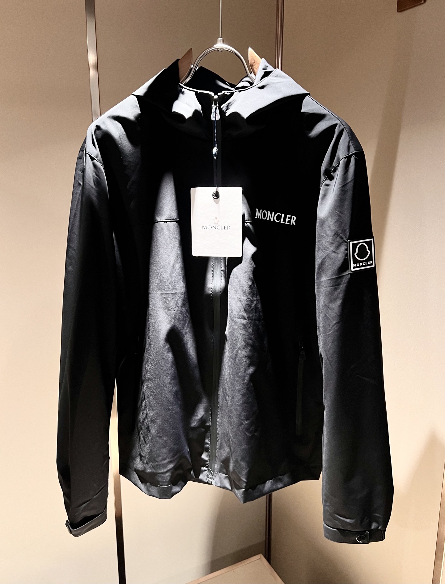 Monc*ler蒙*口2025秋冬经典夹克外套，都市时尚休闲款！面料超软面料帅酷爆款夹克外套。时尚都市百