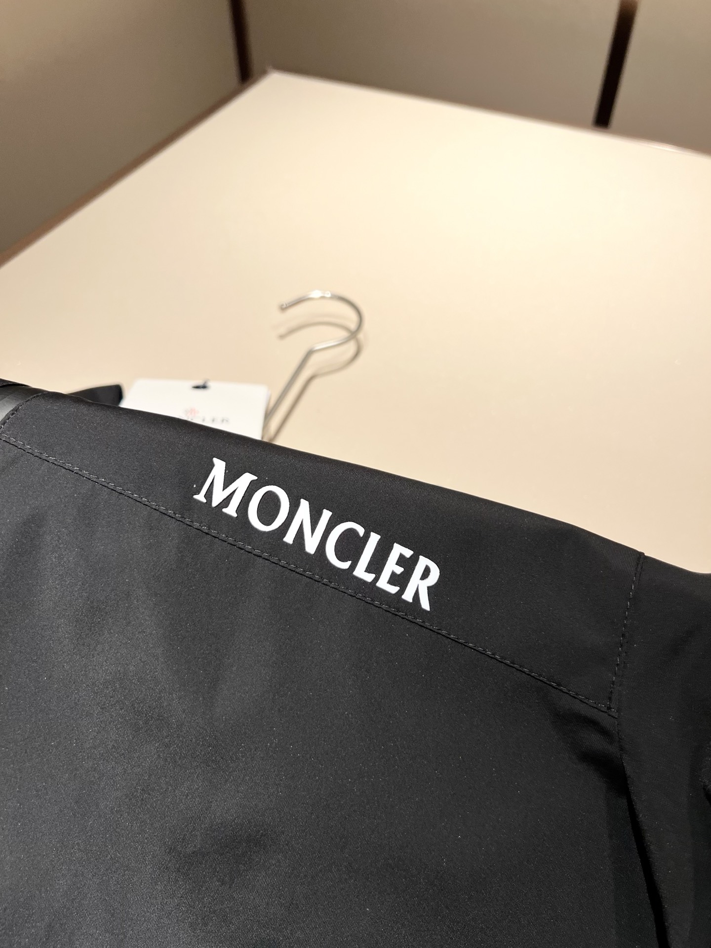 Monc*ler蒙*口2025秋冬经典夹克外套，都市时尚休闲款！面料超软面料帅酷爆款夹克外套。时尚都市百