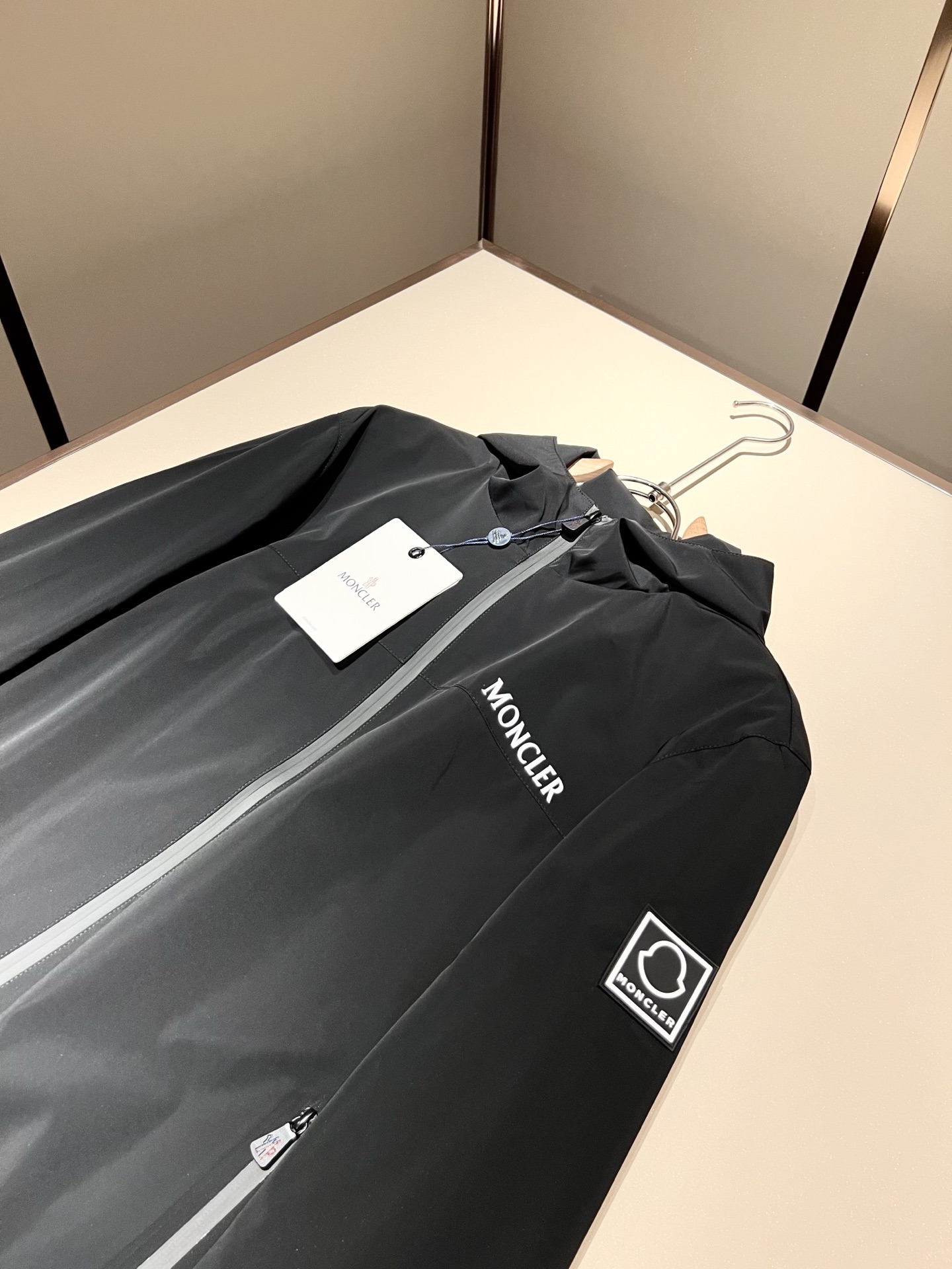 Monc*ler蒙*口2025秋冬经典夹克外套，都市时尚休闲款！面料超软面料帅酷爆款夹克外套。时尚都市百