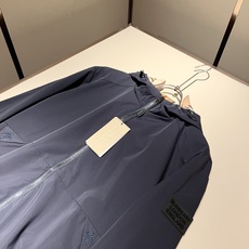 BURBER*Y巴*莉2025秋冬新品夹克外套重磅来袭,最近比较火热的环保聚酯纤维面料制作而成,高端户外 BURBER*Y巴*莉2025秋冬新品夹克外套重磅来袭,最近比较火热的环保聚酯纤维面料制作而成,高端户外