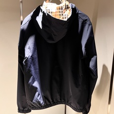 BURBER*Y巴*莉2025秋冬新品夹克外套重磅来袭,最近比较火热的环保聚酯纤维面料制作而成,高端户外 BURBER*Y巴*莉2025秋冬新品夹克外套重磅来袭,最近比较火热的环保聚酯纤维面料制作而成,高端户外