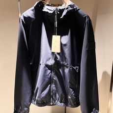 BURBER*Y巴*莉2025秋冬新品夹克外套重磅来袭,最近比较火热的环保聚酯纤维面料制作而成,高端户外 BURBER*Y巴*莉2025秋冬新品夹克外套重磅来袭,最近比较火热的环保聚酯纤维面料制作而成,高端户外