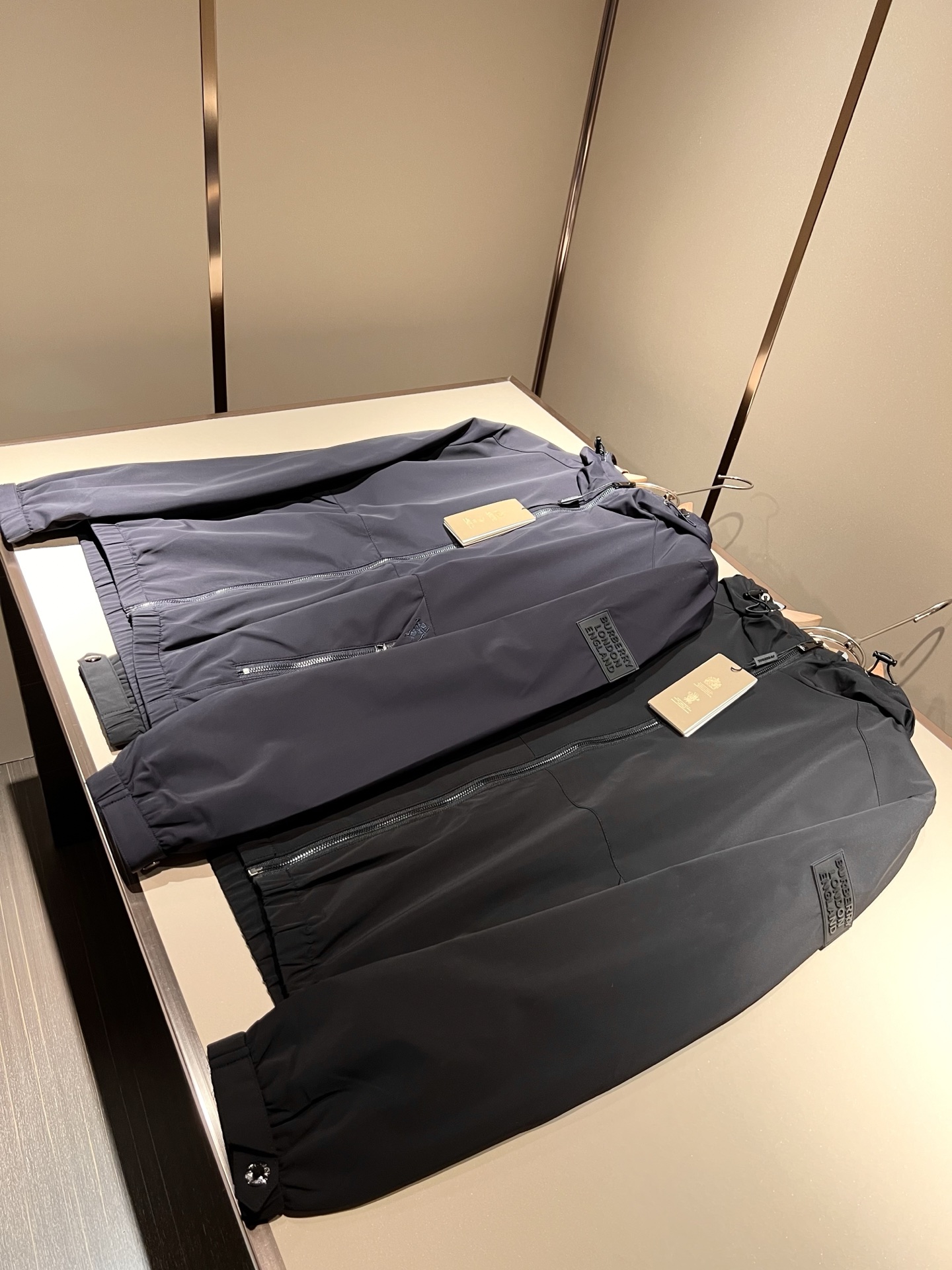 BURBER*Y巴*莉2025秋冬新品夹克外套重磅来袭，最近比较火热的环保聚酯纤维面料制作而成，高端户外