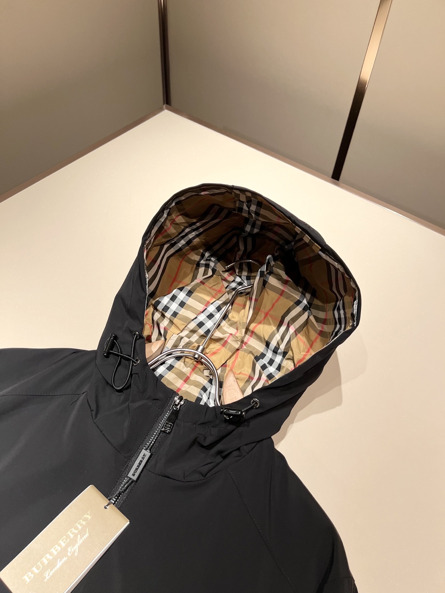 BURBER*Y巴*莉2025秋冬新品夹克外套重磅来袭，最近比较火热的环保聚酯纤维面料制作而成，高端户外