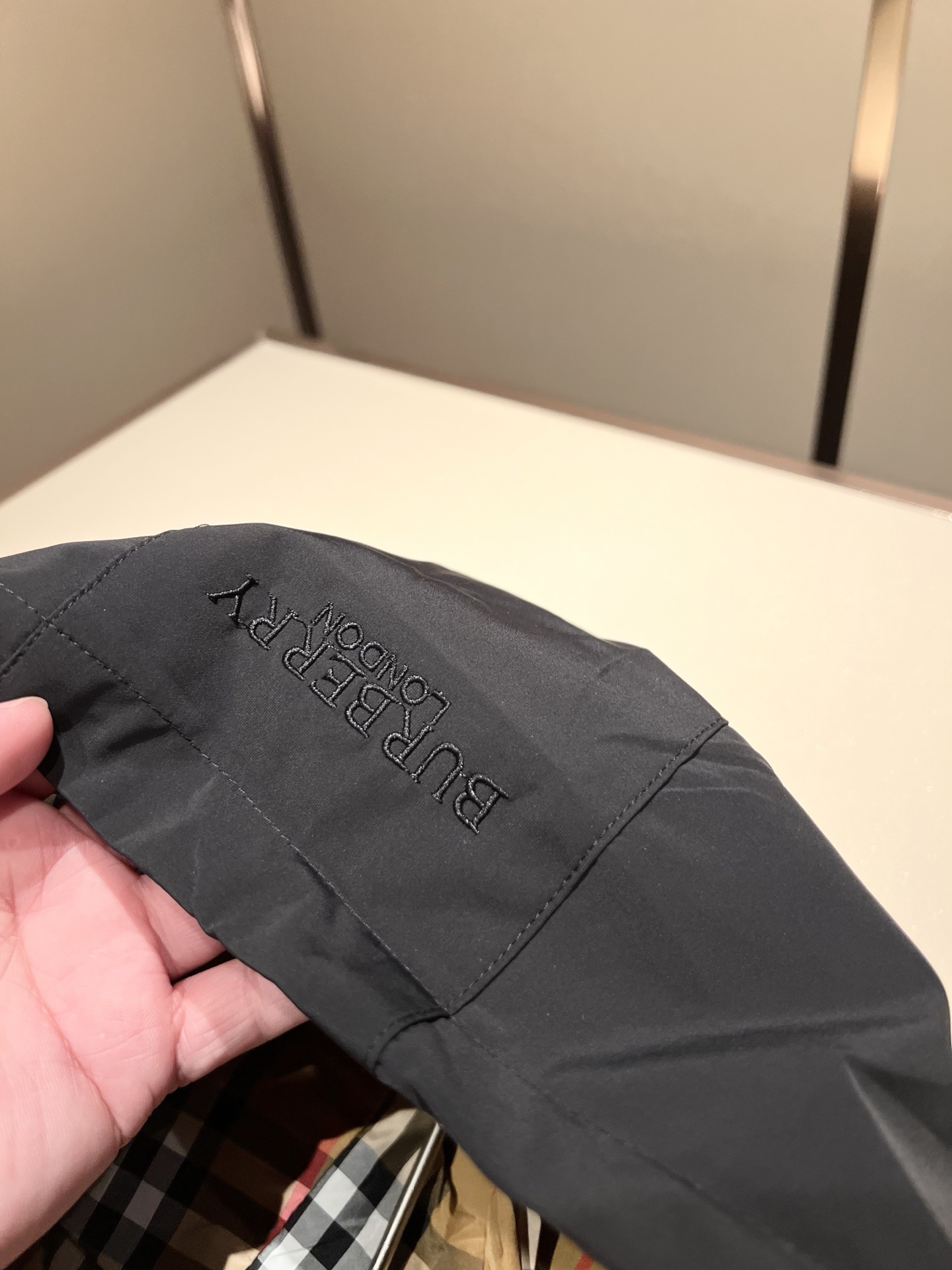 BURBER*Y巴*莉2025秋冬新品夹克外套重磅来袭，最近比较火热的环保聚酯纤维面料制作而成，高端户外