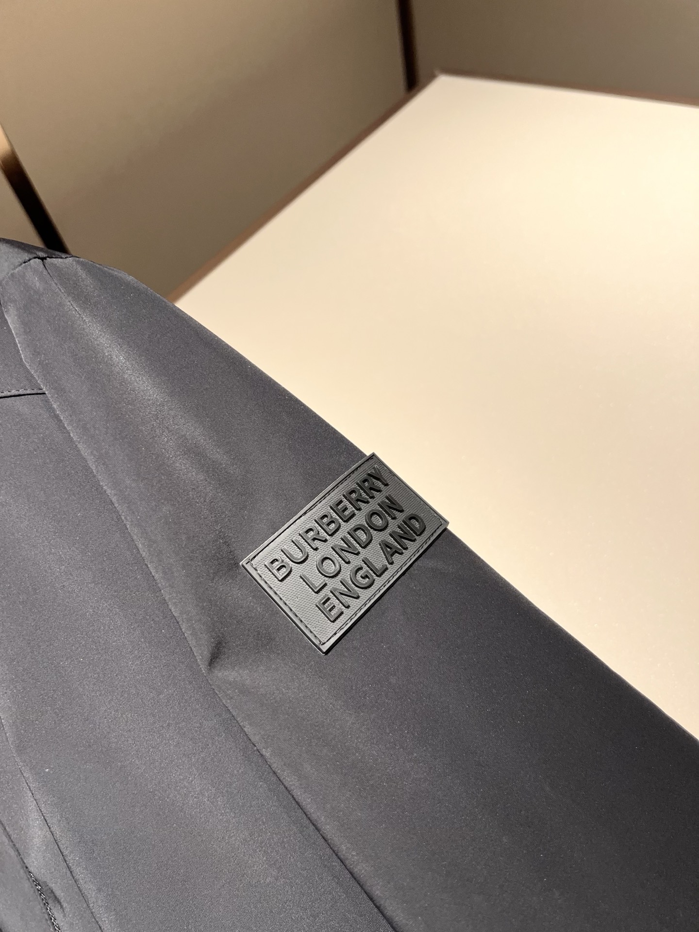 BURBER*Y巴*莉2025秋冬新品夹克外套重磅来袭，最近比较火热的环保聚酯纤维面料制作而成，高端户外