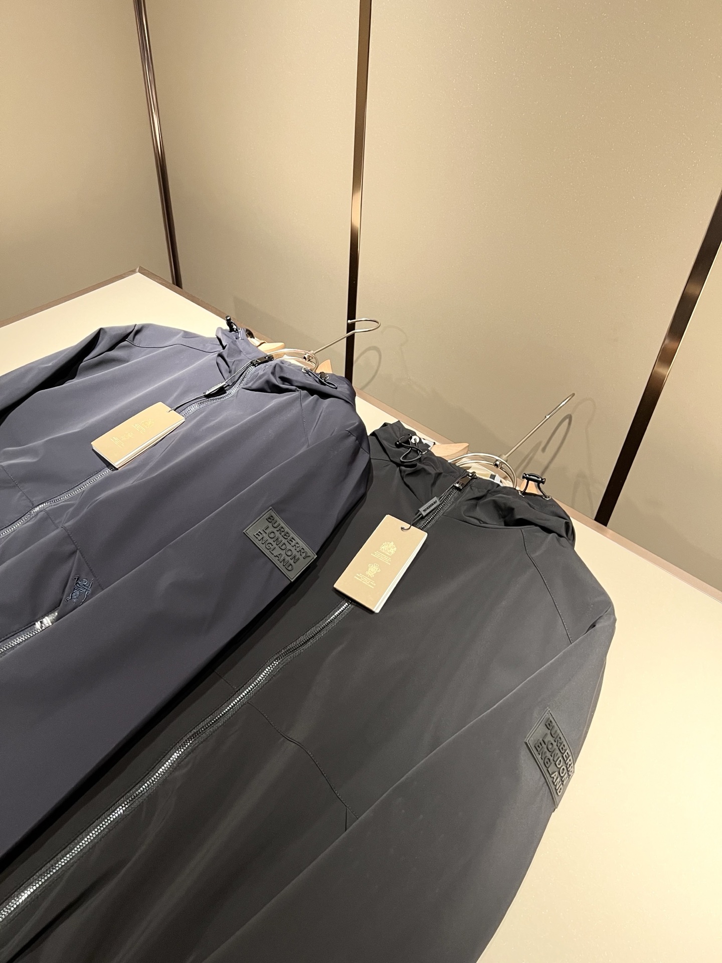 BURBER*Y巴*莉2025秋冬新品夹克外套重磅来袭，最近比较火热的环保聚酯纤维面料制作而成，高端户外