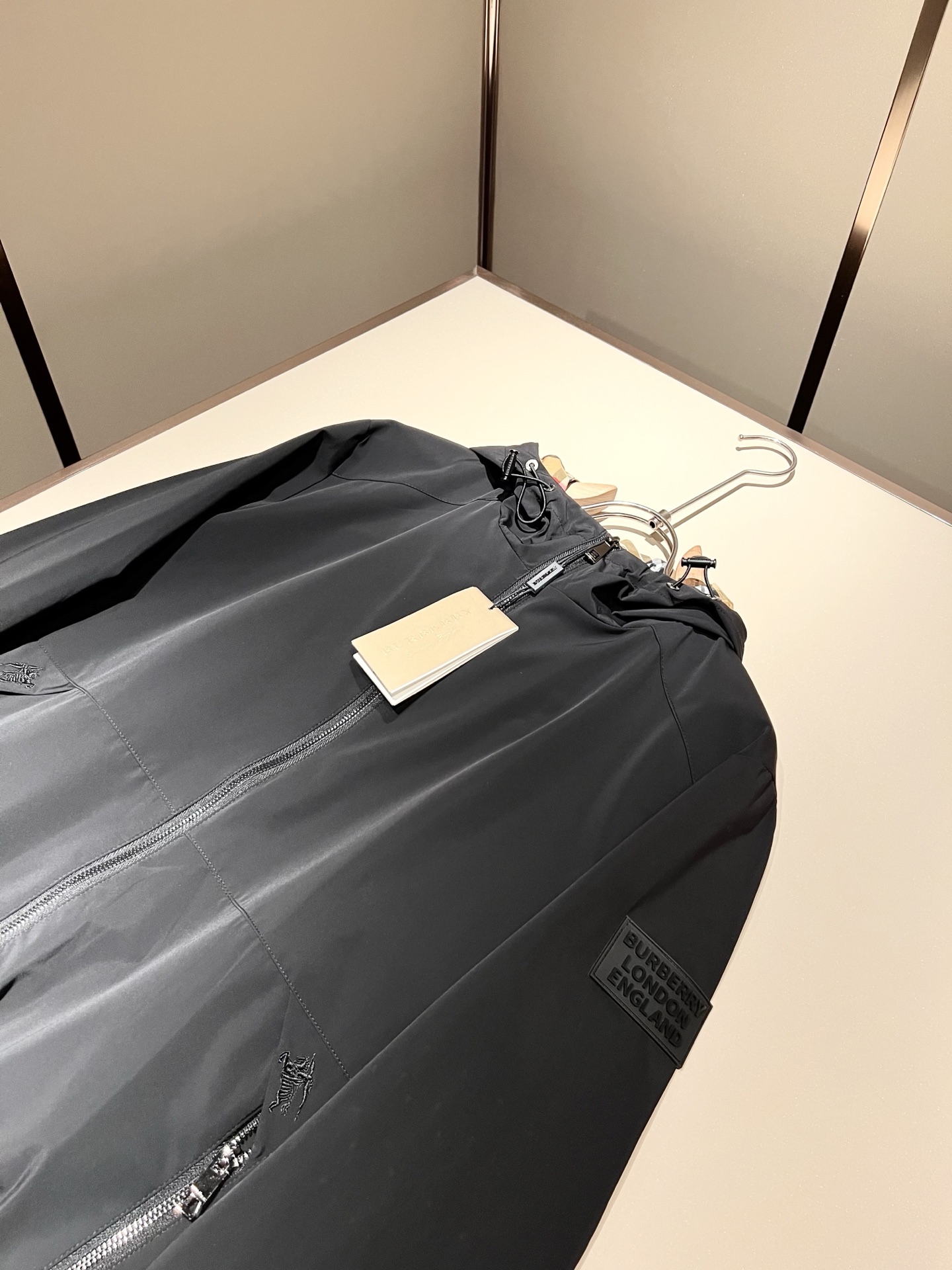 BURBER*Y巴*莉2025秋冬新品夹克外套重磅来袭，最近比较火热的环保聚酯纤维面料制作而成，高端户外
