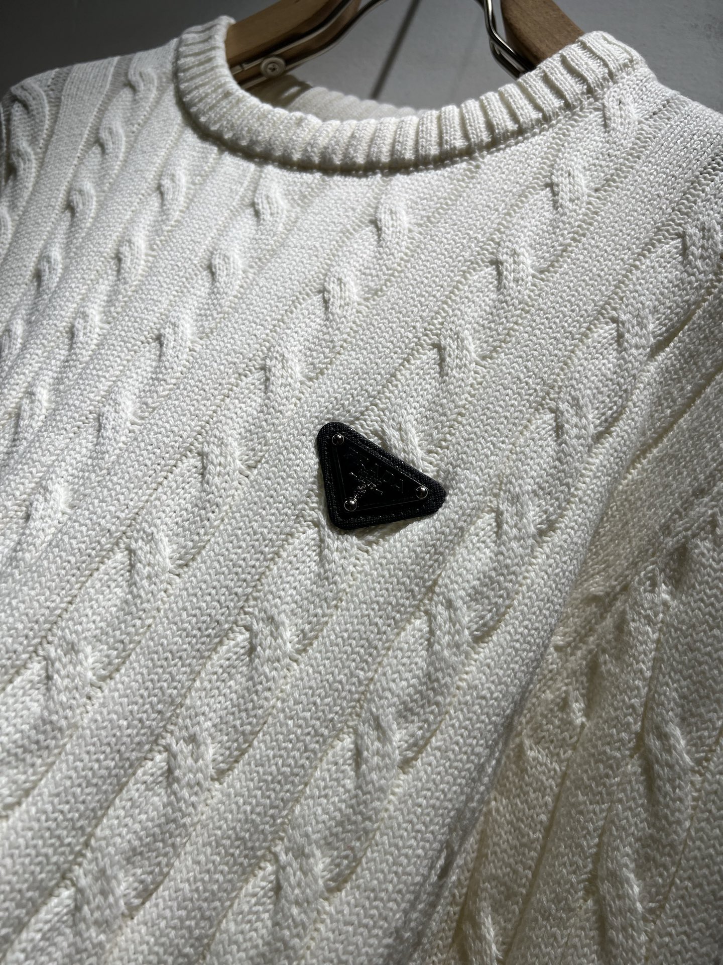 PRAD*A普*达2025秋冬新款男士针织羊毛衫，最新款全网独家首上！！~既经典有时尚百搭，谁不爱啊，将