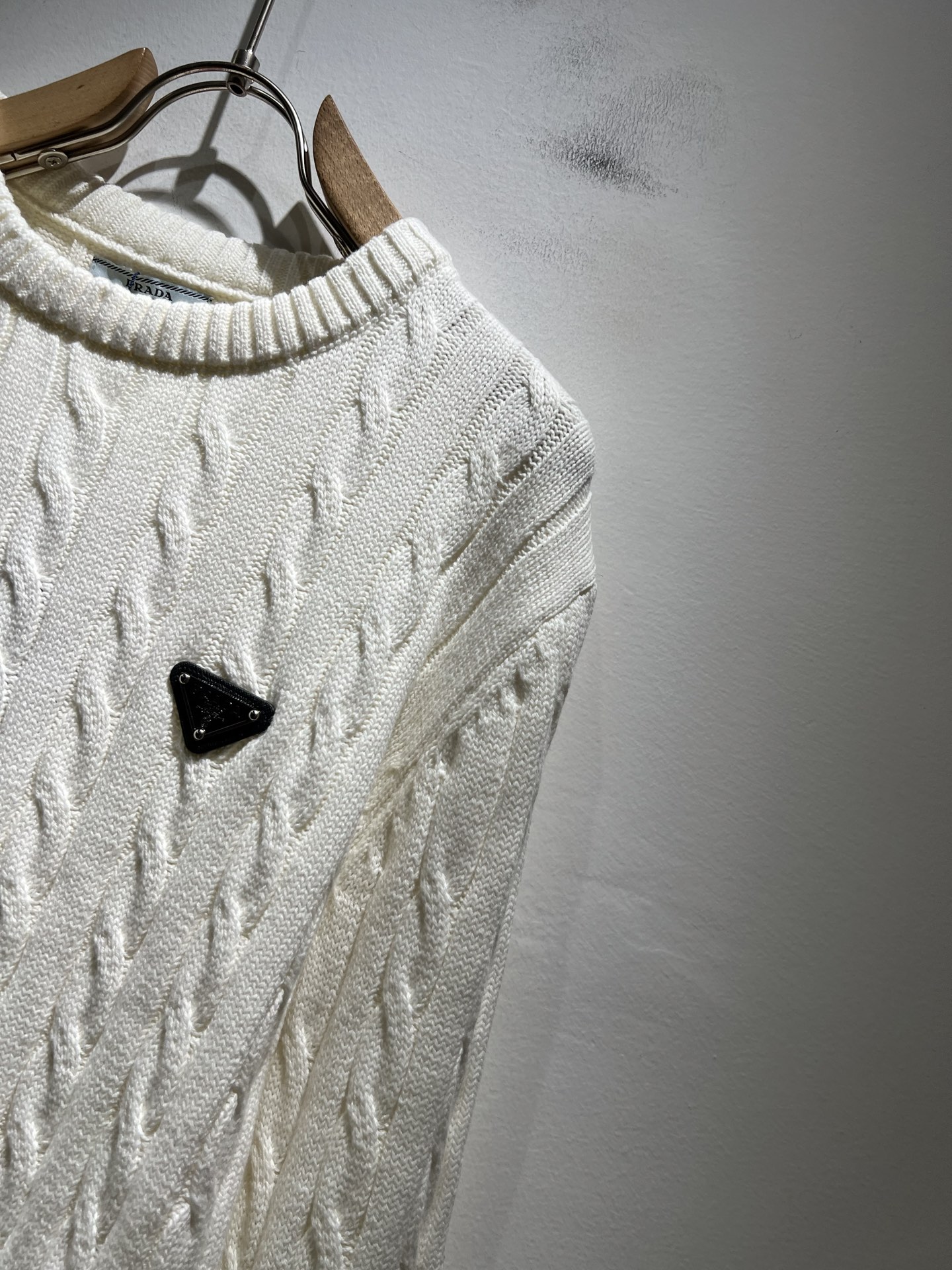 PRAD*A普*达2025秋冬新款男士针织羊毛衫，最新款全网独家首上！！~既经典有时尚百搭，谁不爱啊，将