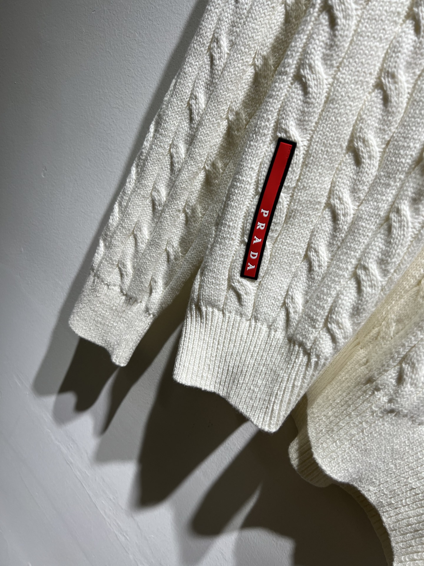 PRAD*A普*达2025秋冬新款男士针织羊毛衫，最新款全网独家首上！！~既经典有时尚百搭，谁不爱啊，将