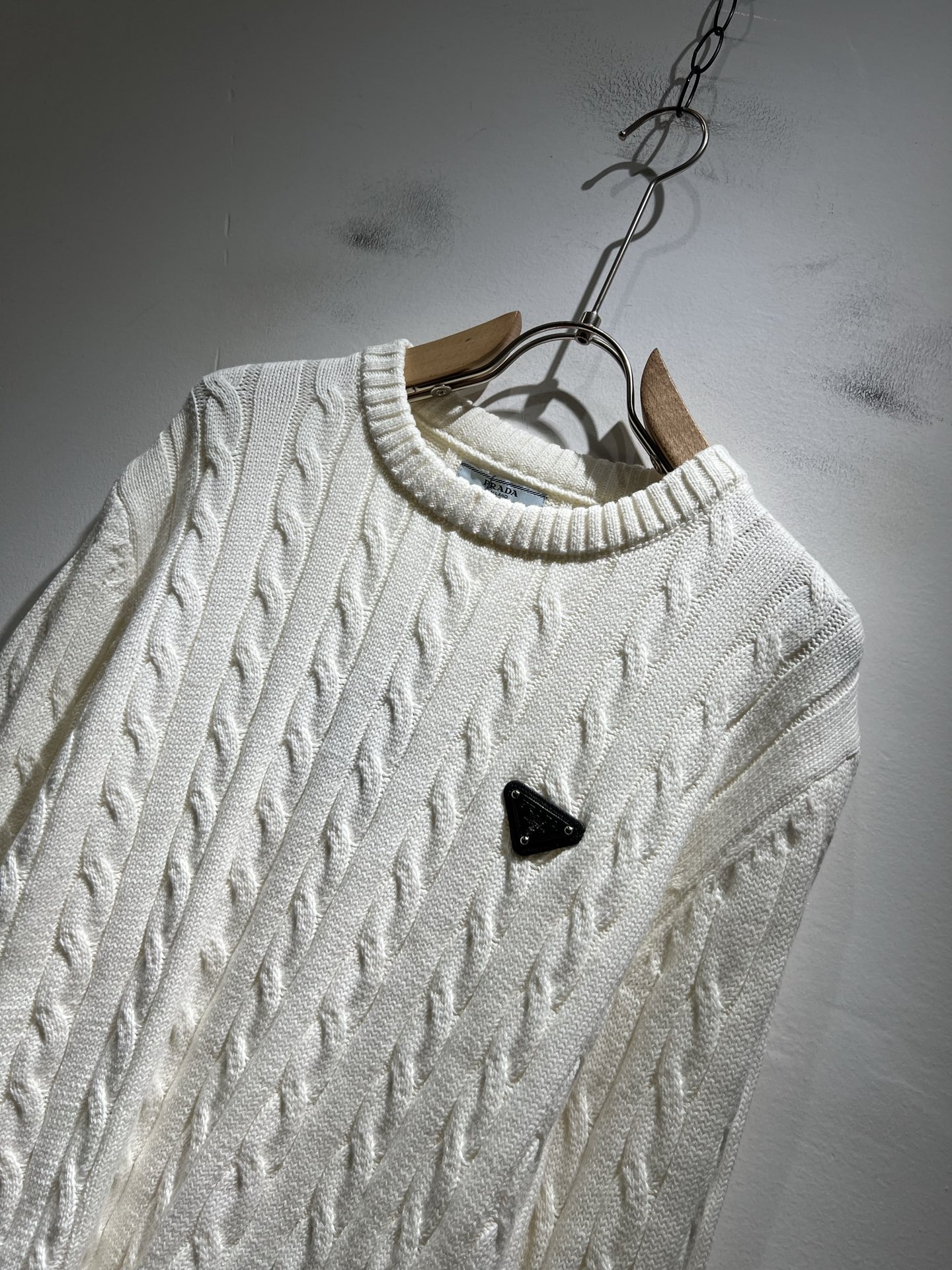 PRAD*A普*达2025秋冬新款男士针织羊毛衫，最新款全网独家首上！！~既经典有时尚百搭，谁不爱啊，将