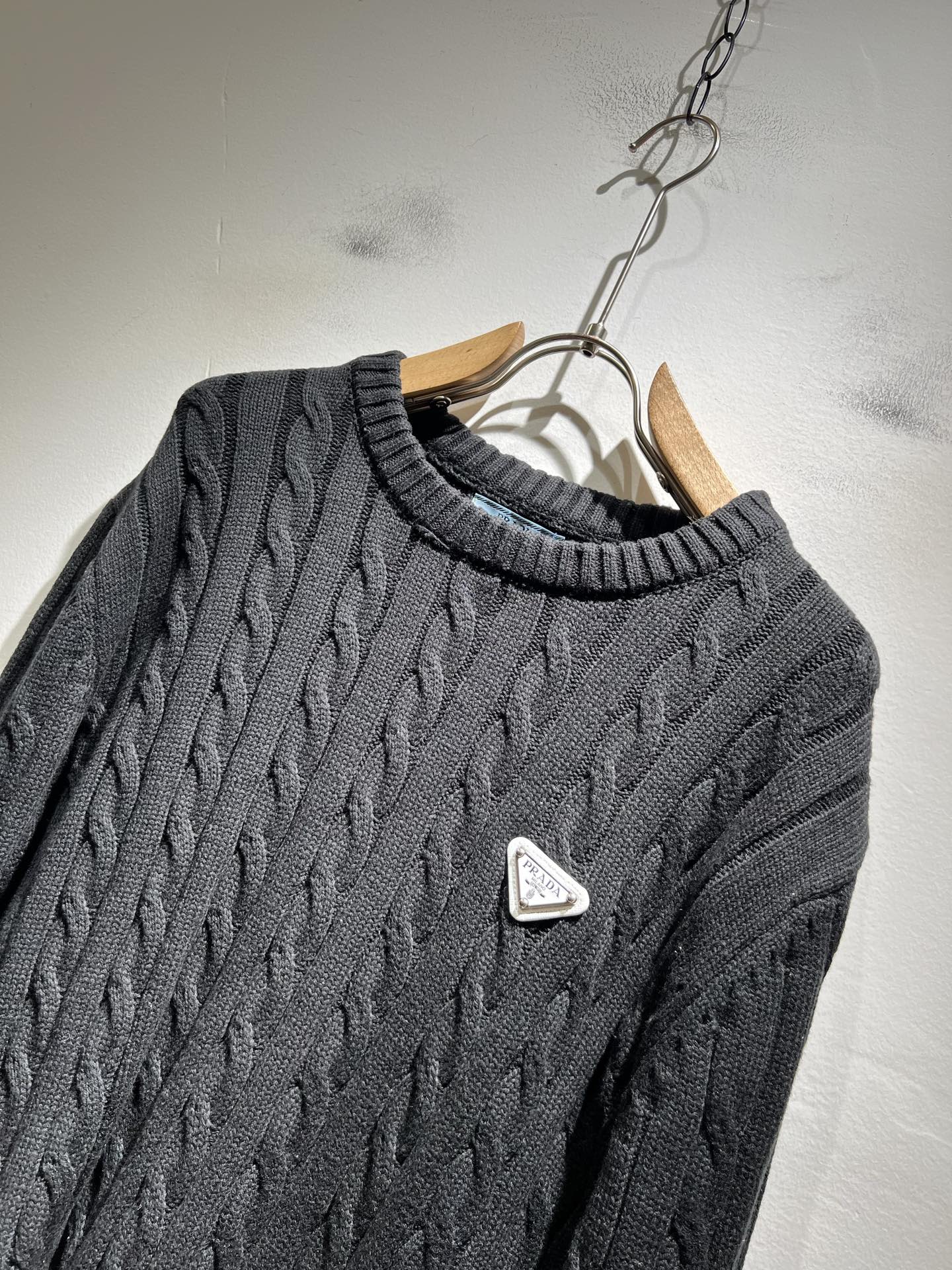 PRAD*A普*达2025秋冬新款男士针织羊毛衫，最新款全网独家首上！！~既经典有时尚百搭，谁不爱啊，将
