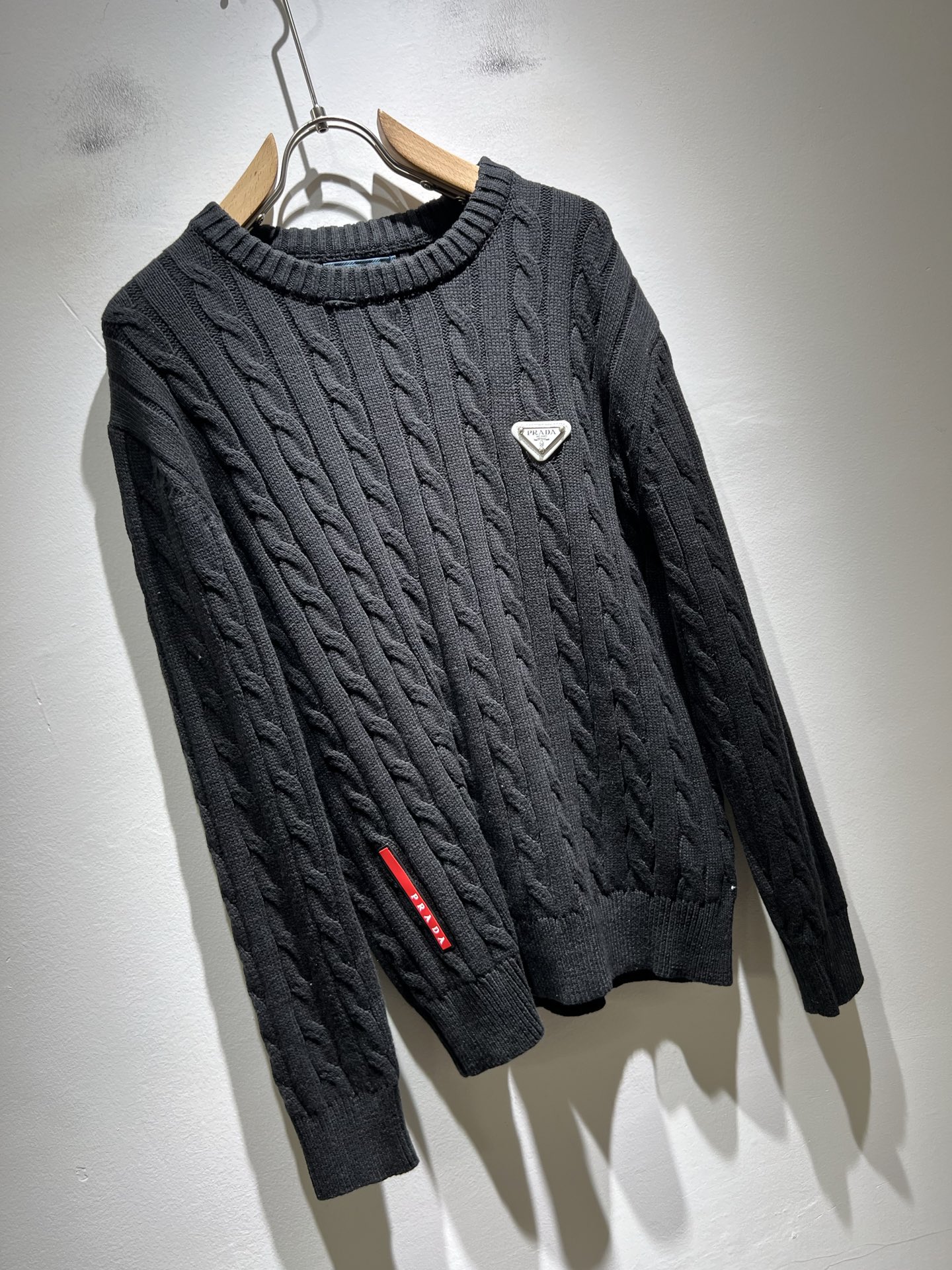 PRAD*A普*达2025秋冬新款男士针织羊毛衫，最新款全网独家首上！！~既经典有时尚百搭，谁不爱啊，将