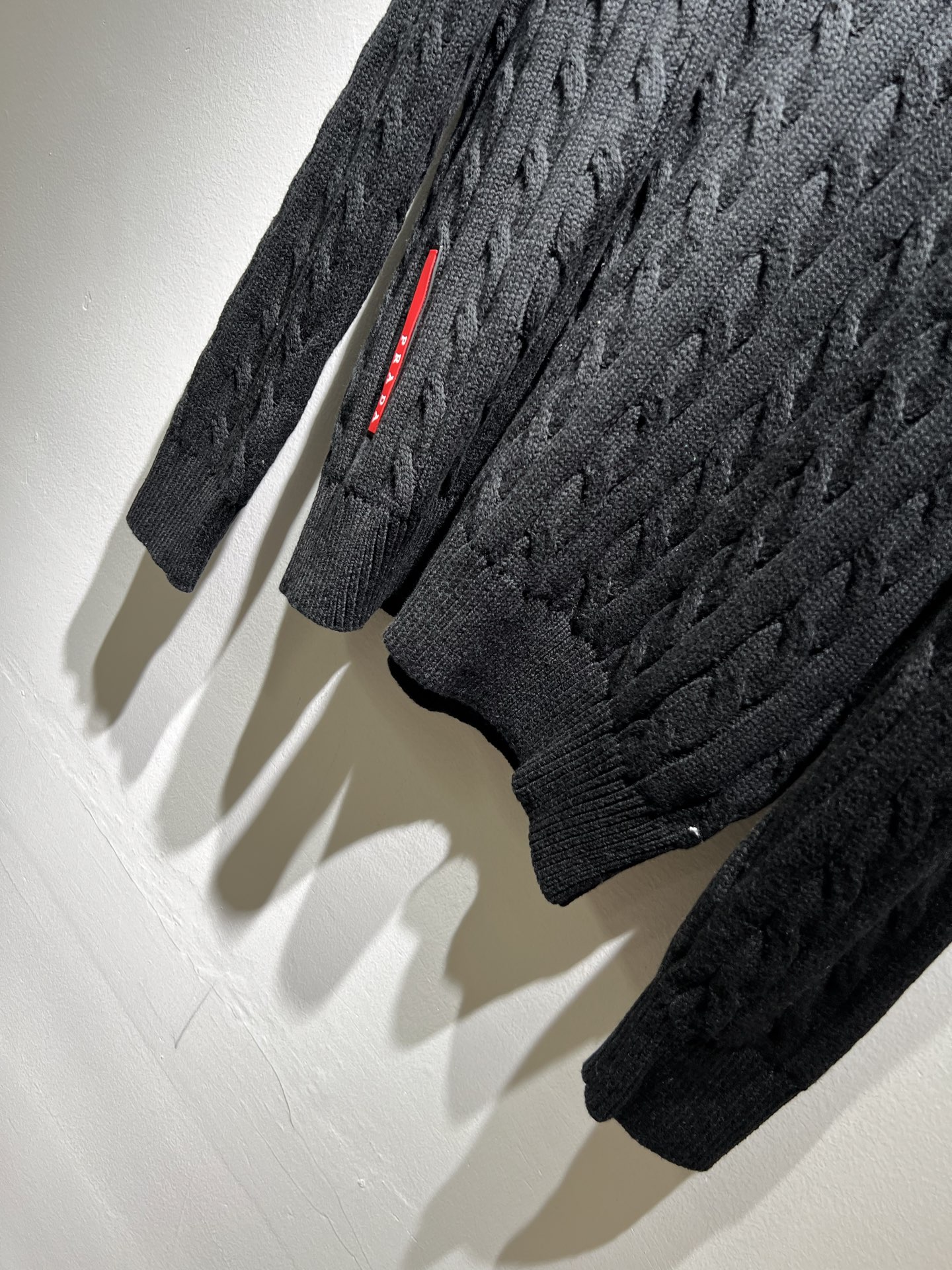 PRAD*A普*达2025秋冬新款男士针织羊毛衫，最新款全网独家首上！！~既经典有时尚百搭，谁不爱啊，将