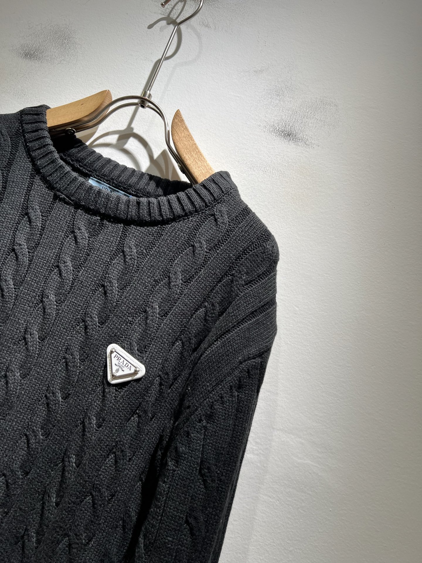 PRAD*A普*达2025秋冬新款男士针织羊毛衫，最新款全网独家首上！！~既经典有时尚百搭，谁不爱啊，将