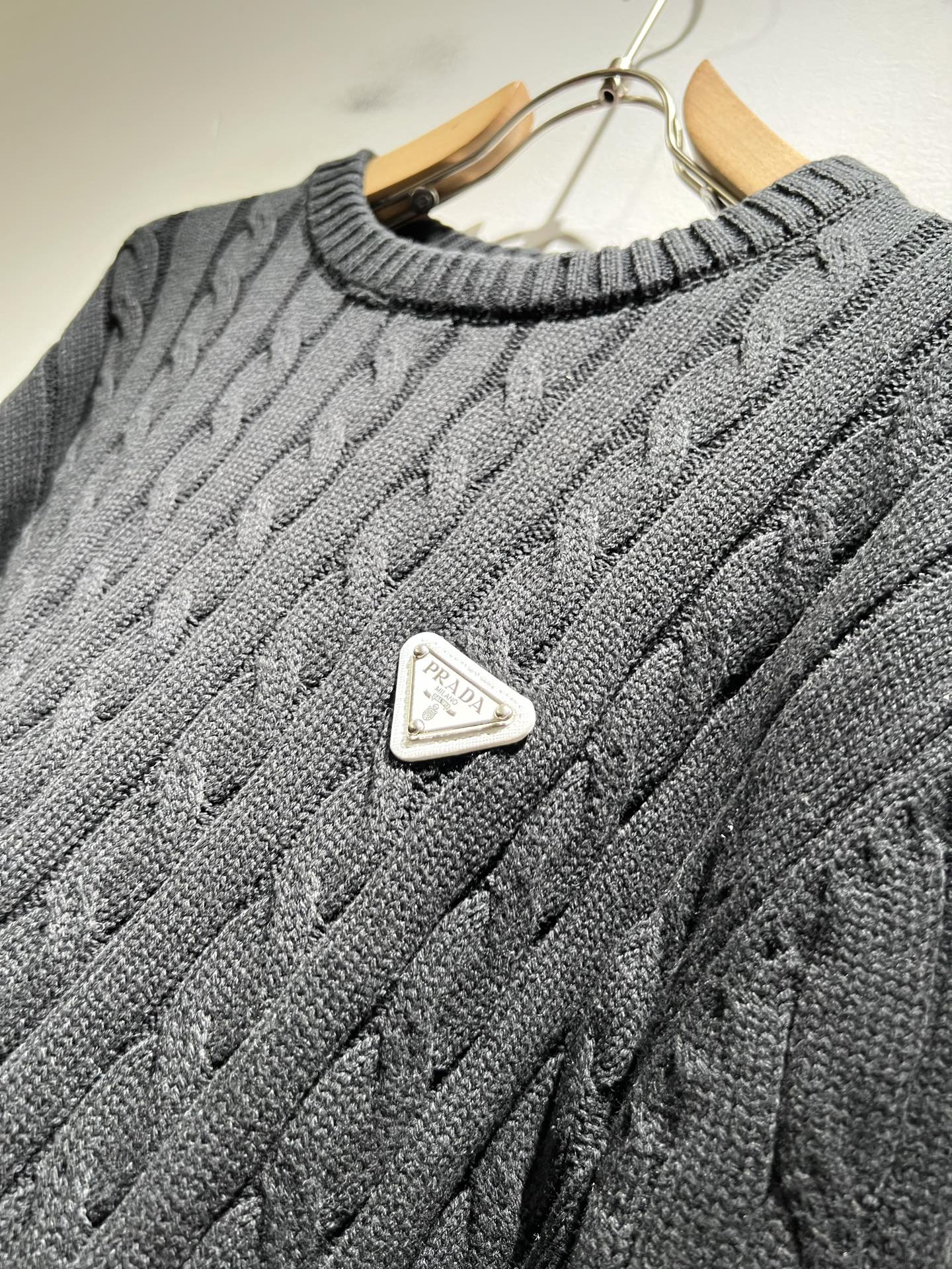 PRAD*A普*达2025秋冬新款男士针织羊毛衫，最新款全网独家首上！！~既经典有时尚百搭，谁不爱啊，将
