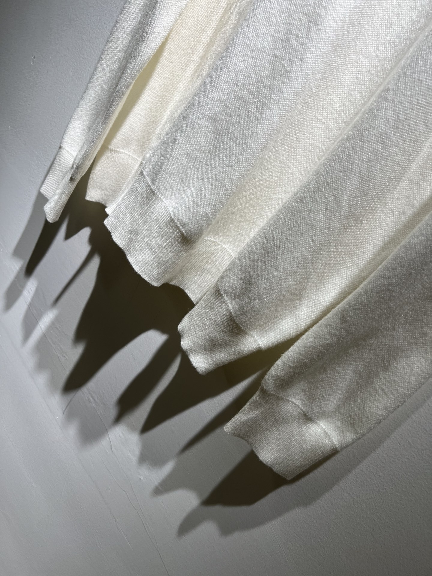 Bur*erry 巴*莉 2025秋冬新款针织羊毛衫，胸前设计标志logo图案压胶设计！品牌经典设计元素