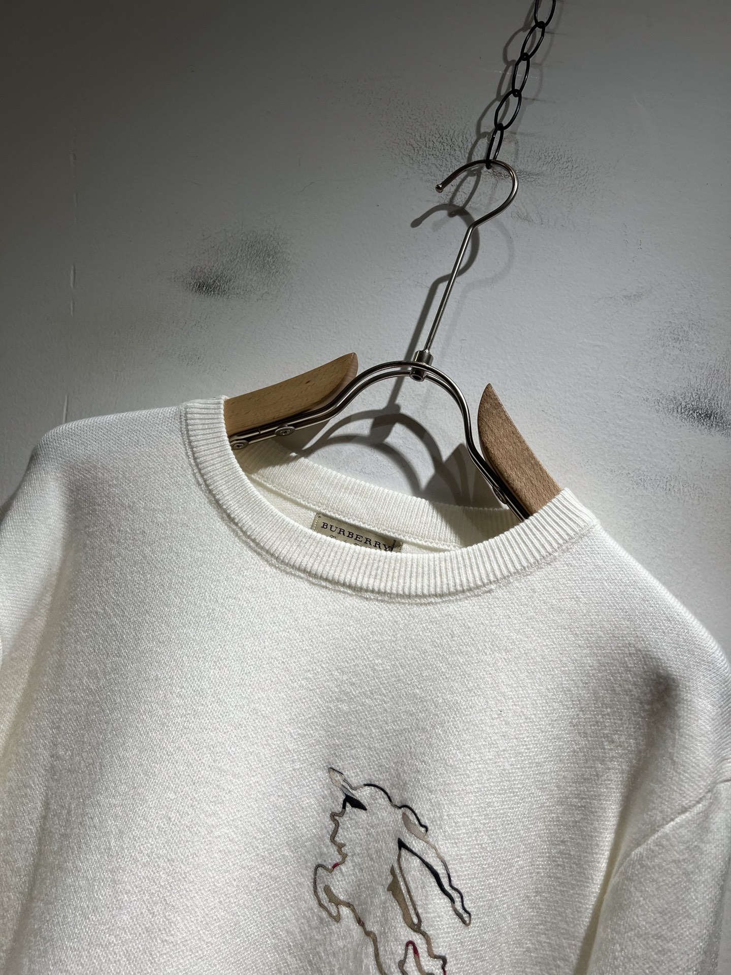 Bur*erry 巴*莉 2025秋冬新款针织羊毛衫，胸前设计标志logo图案压胶设计！品牌经典设计元素