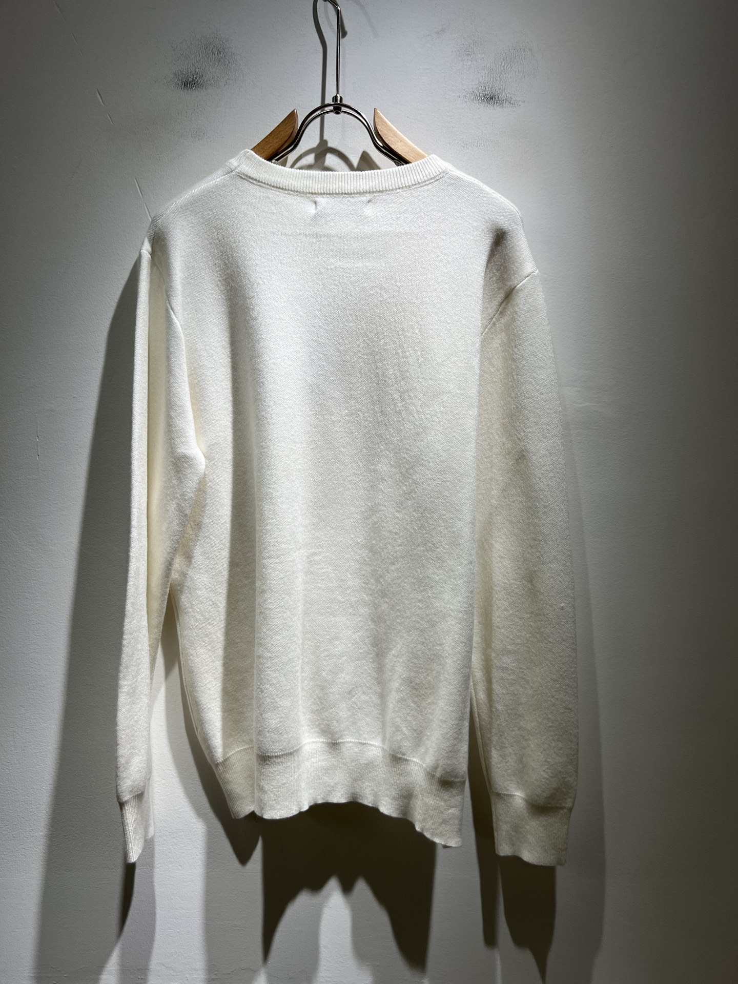 Bur*erry 巴*莉 2025秋冬新款针织羊毛衫，胸前设计标志logo图案压胶设计！品牌经典设计元素