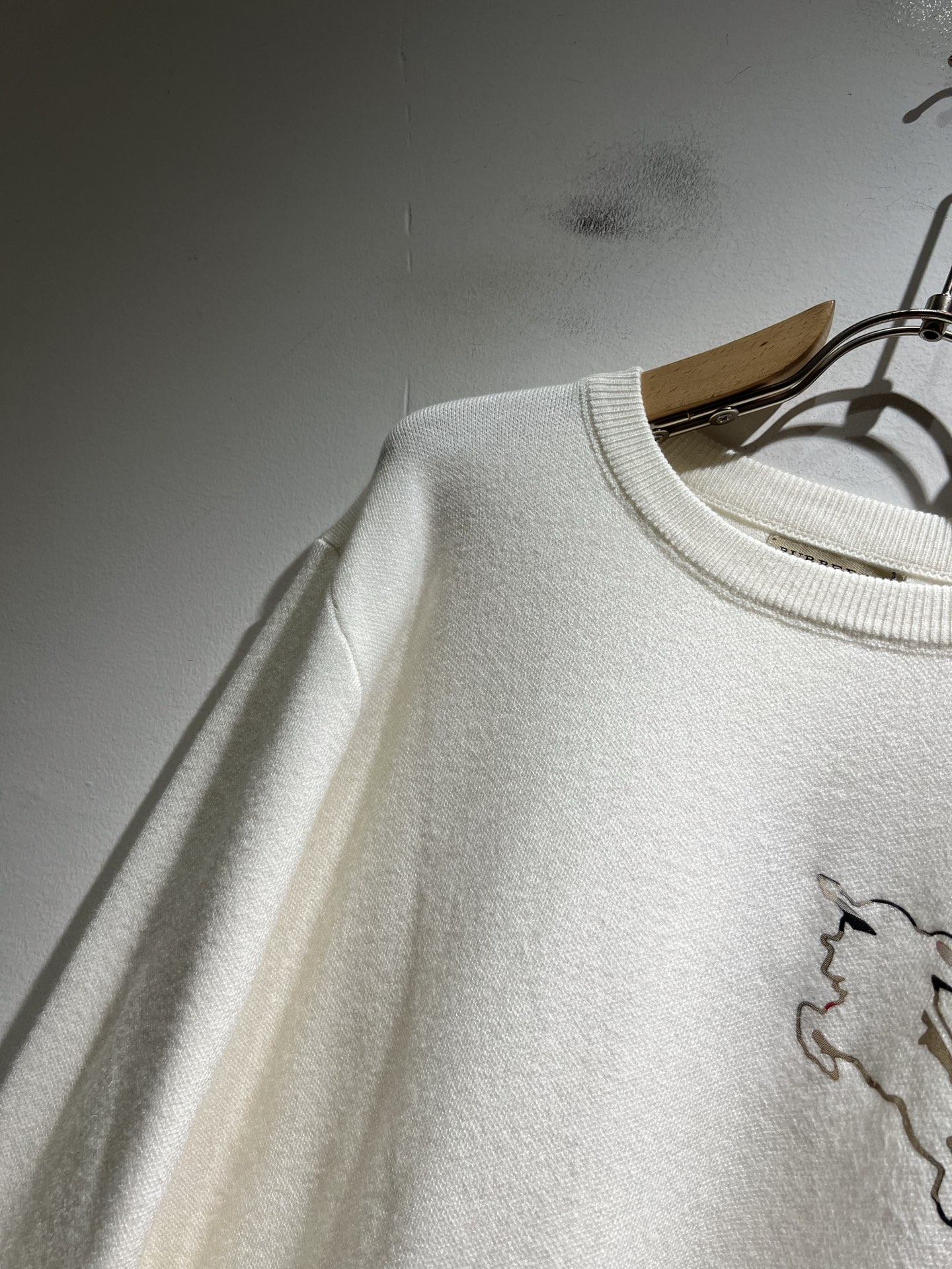 Bur*erry 巴*莉 2025秋冬新款针织羊毛衫，胸前设计标志logo图案压胶设计！品牌经典设计元素