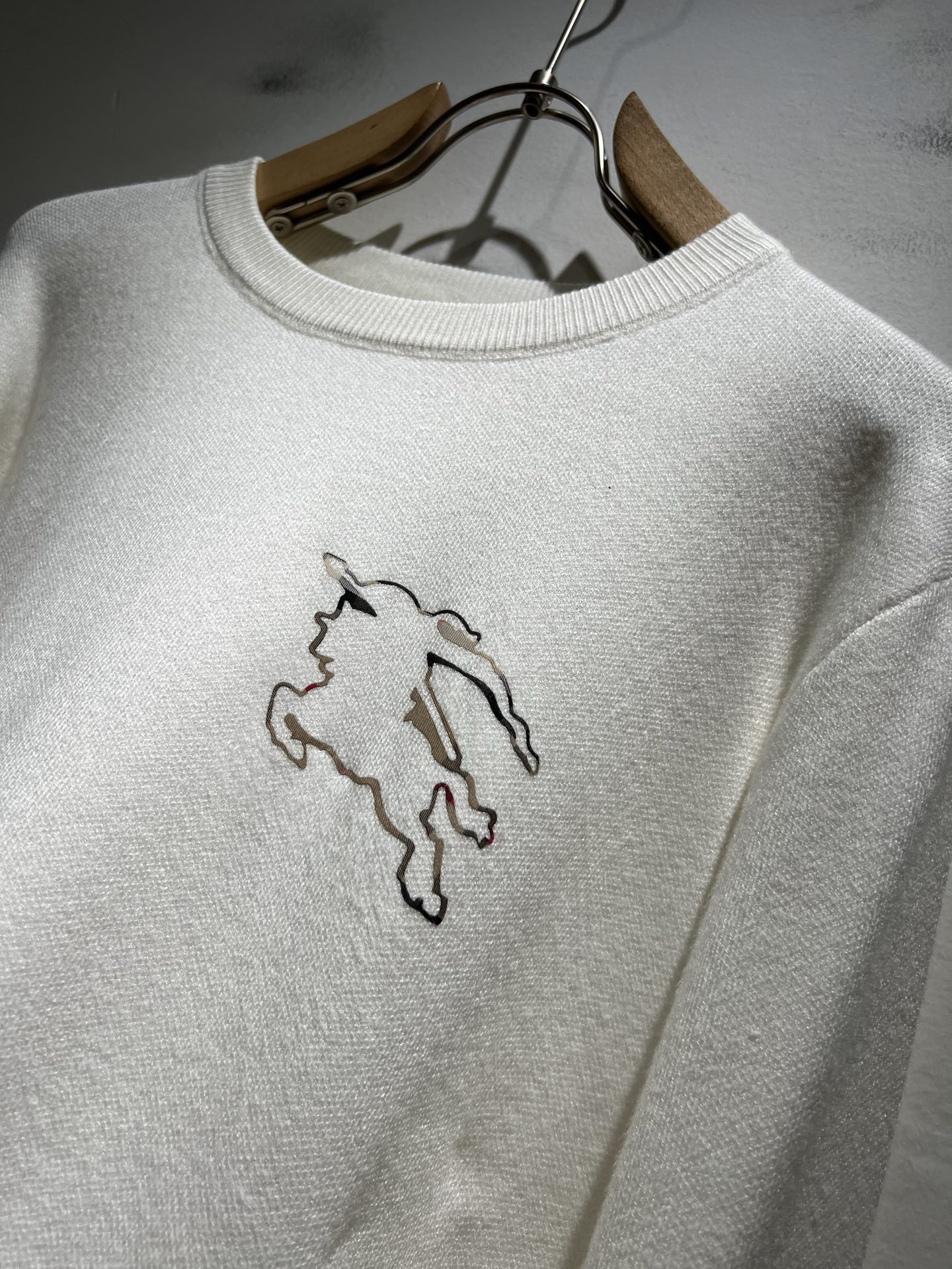 Bur*erry 巴*莉 2025秋冬新款针织羊毛衫，胸前设计标志logo图案压胶设计！品牌经典设计元素