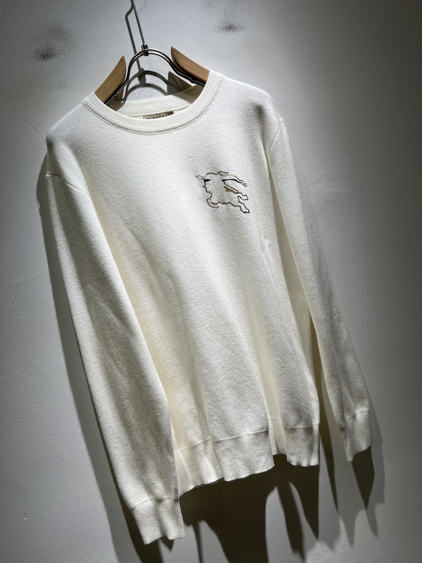 Bur*erry 巴*莉 2025秋冬新款针织羊毛衫，胸前设计标志logo图案压胶设计！品牌经典设计元素